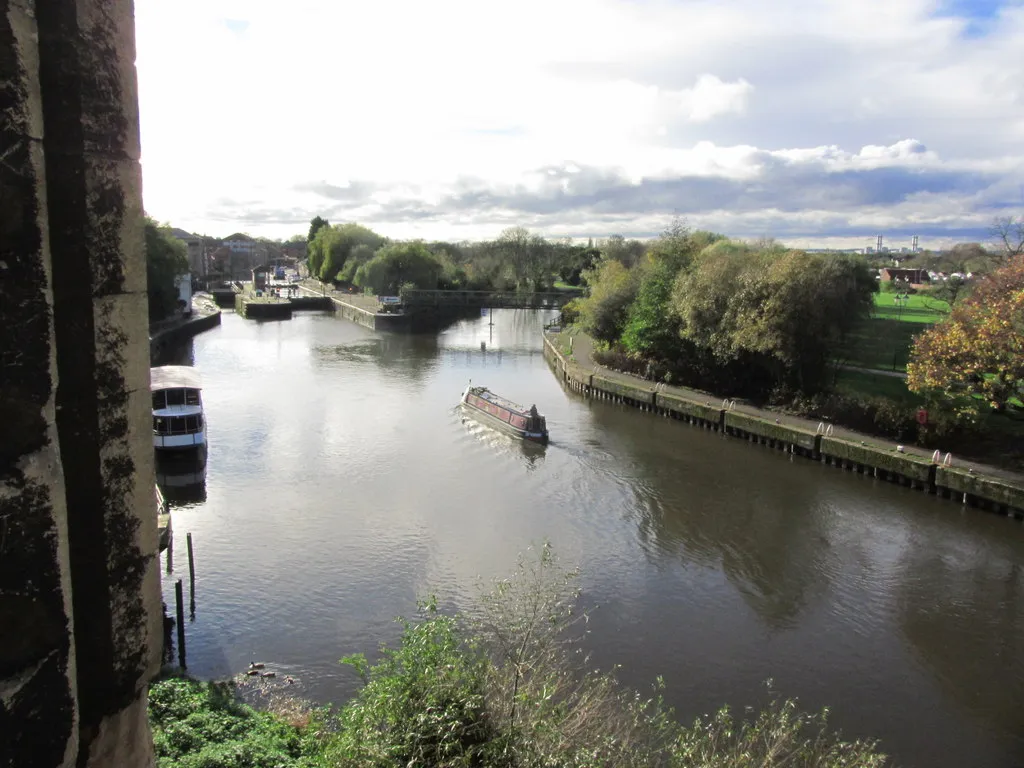 Photo showing: Newark on Trent - The R Trent below Newark Castle & view towards Town Lock