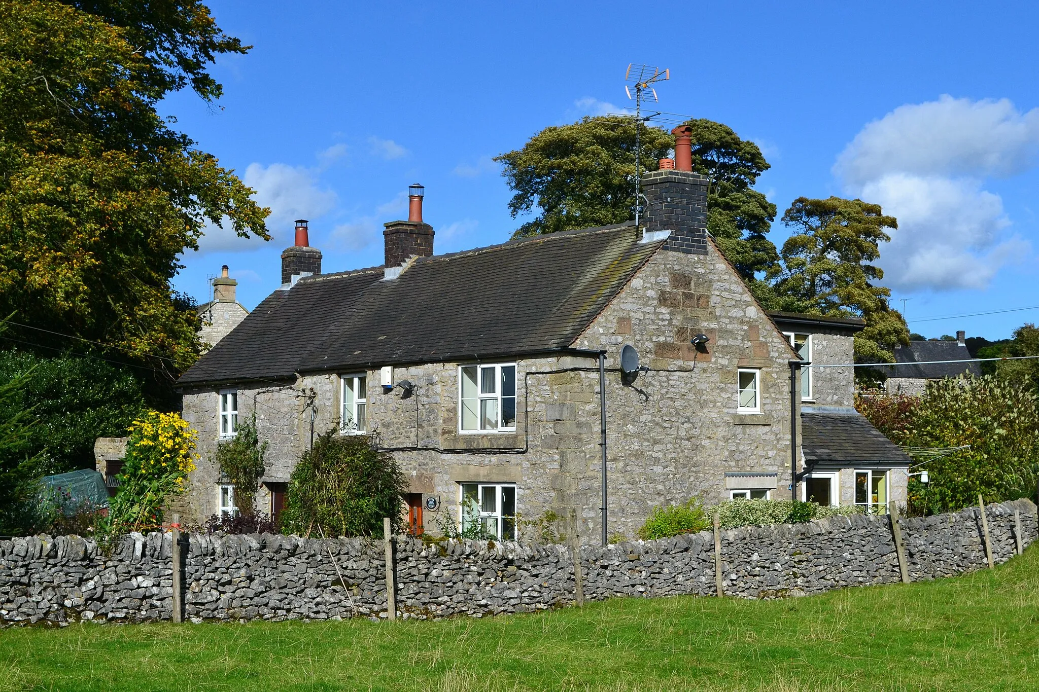 Photo showing: "Meifod" and "Rose" Cottages, Biggin