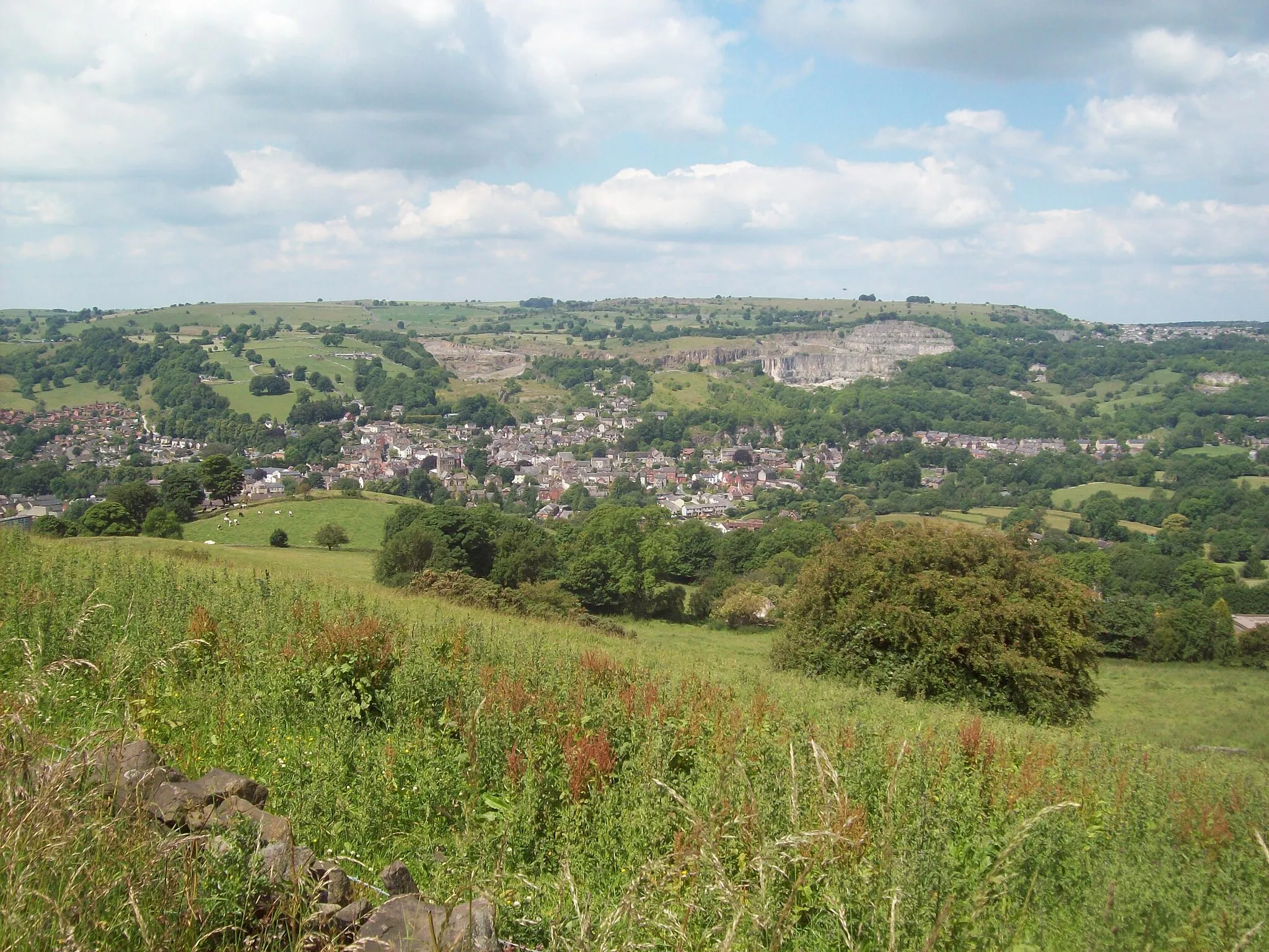 Photo showing: Overlooking Wirksworth from Breamfield Lane