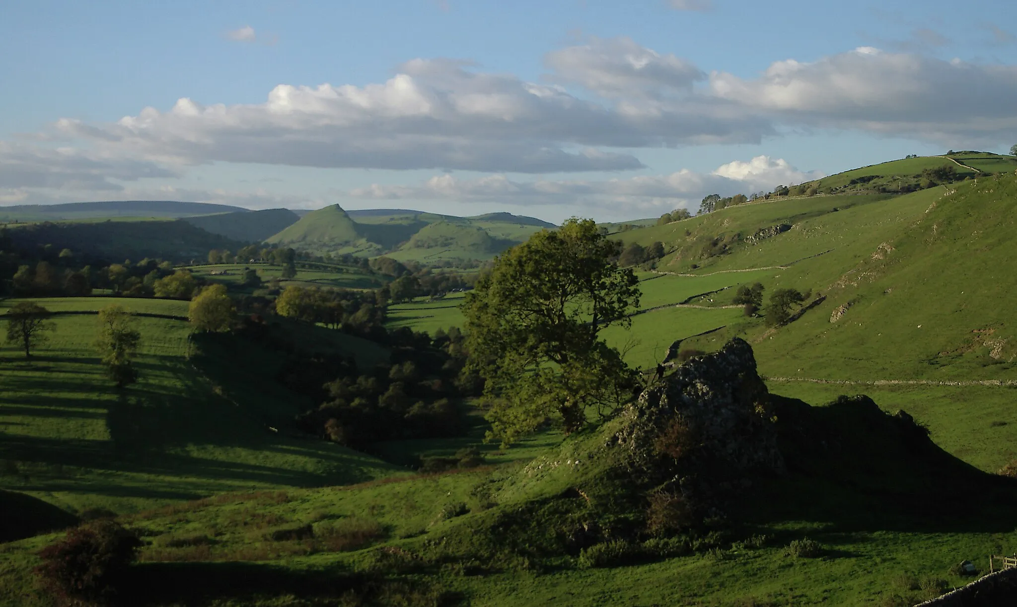 Photo showing: Taken in November 2006. Derbyshire to the right and Staffordshire to the left. The outcrop in the foreground was an obvious place for a castle, albeit a small one.

Following a review, I think, as a couple of comments suggest, that it was a touch dark so I have reprocessed it and made it available to View On White.