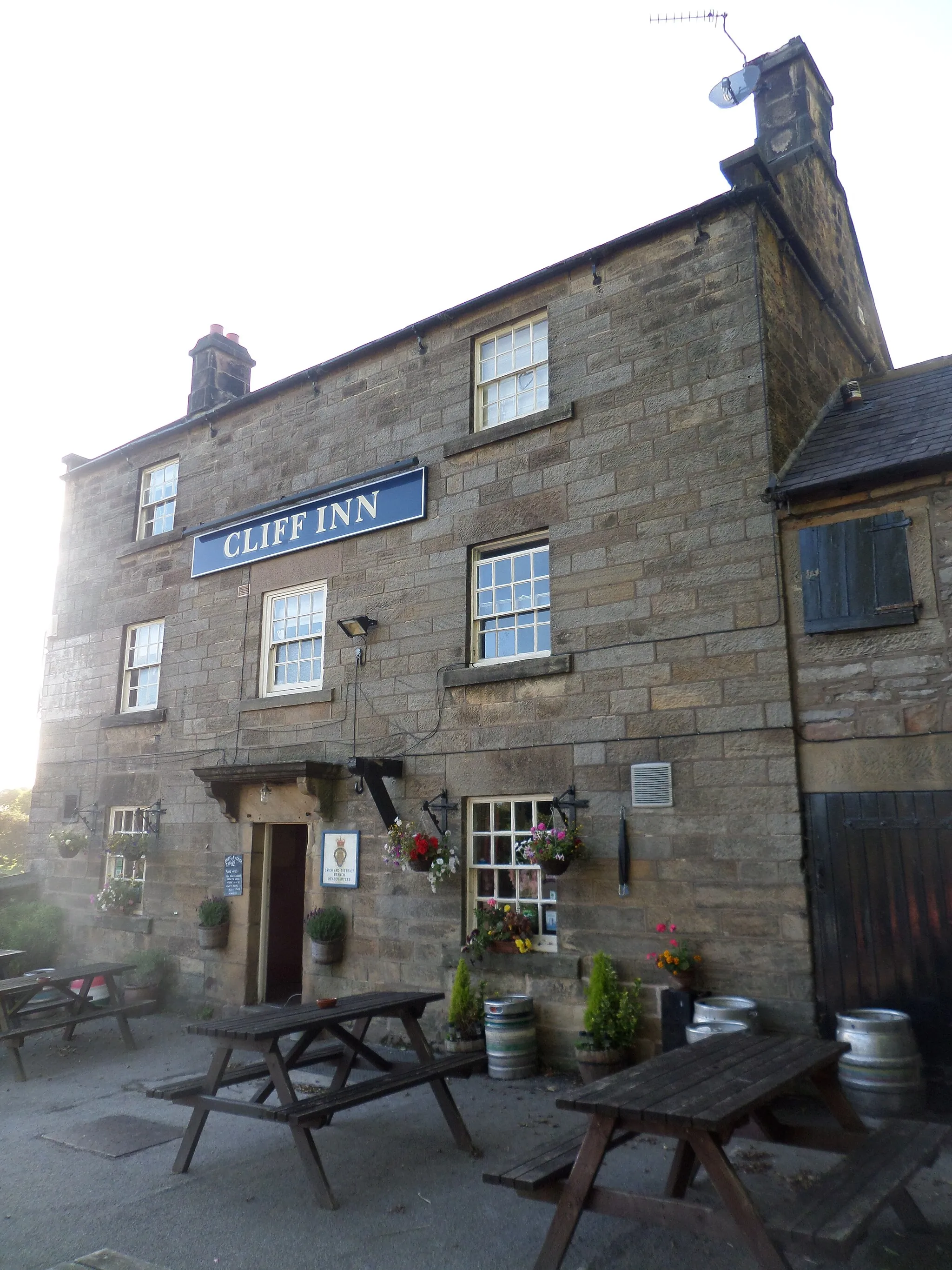 Photo showing: A pub in Crich