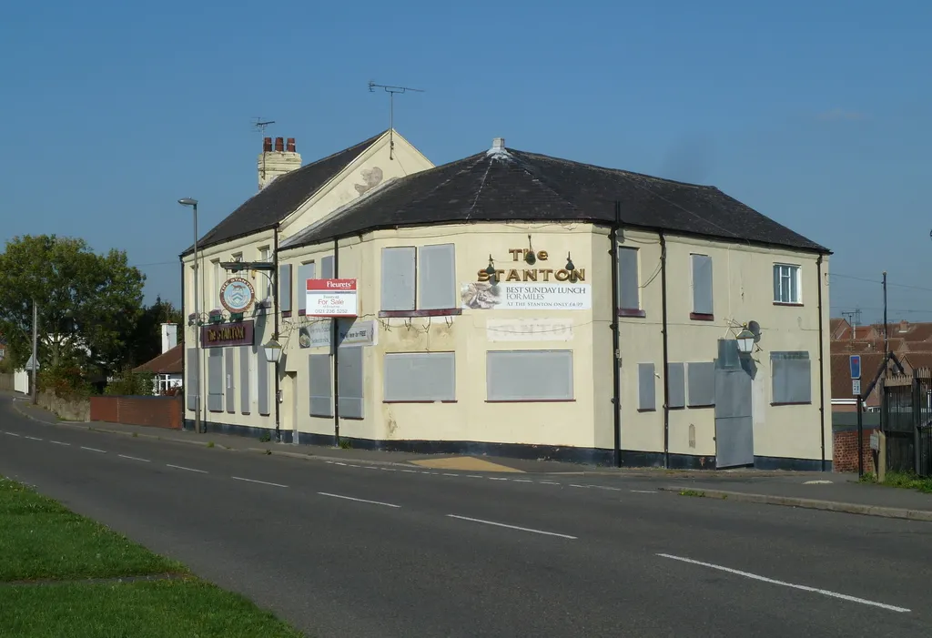 Photo showing: The Stanton, for sale and boarded up