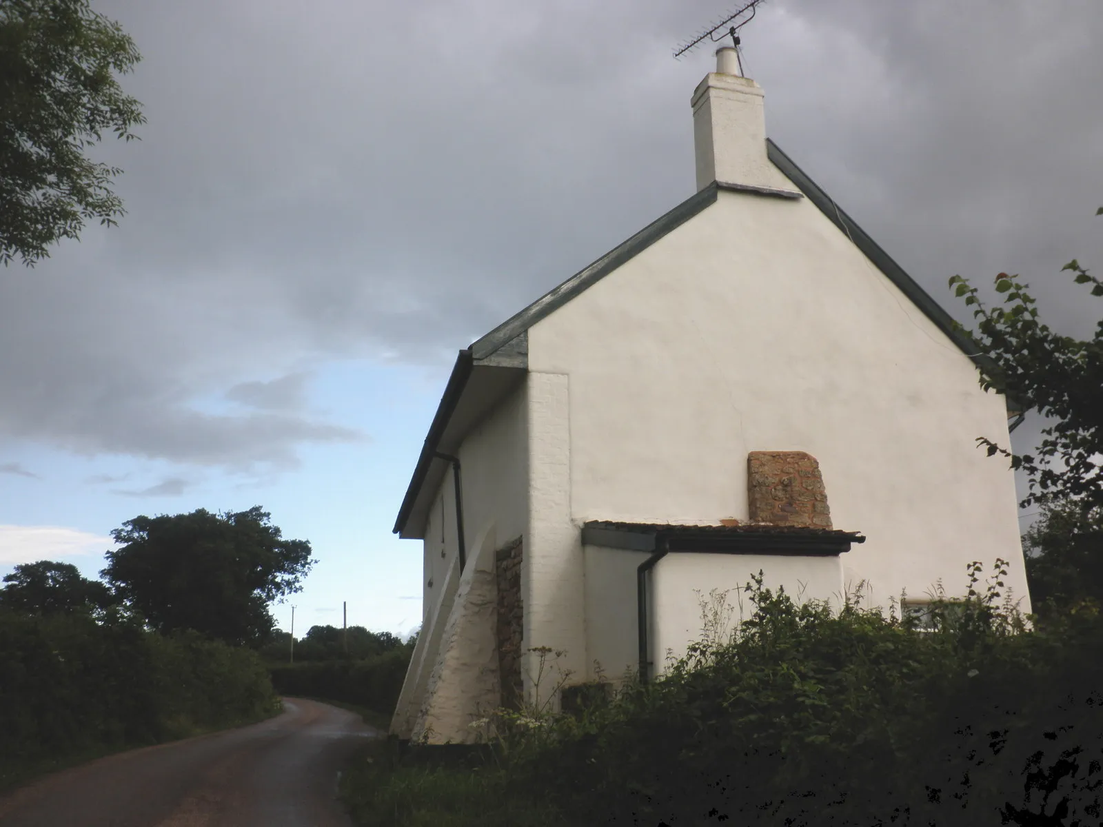Photo showing: Cottage, on Mott's Lane