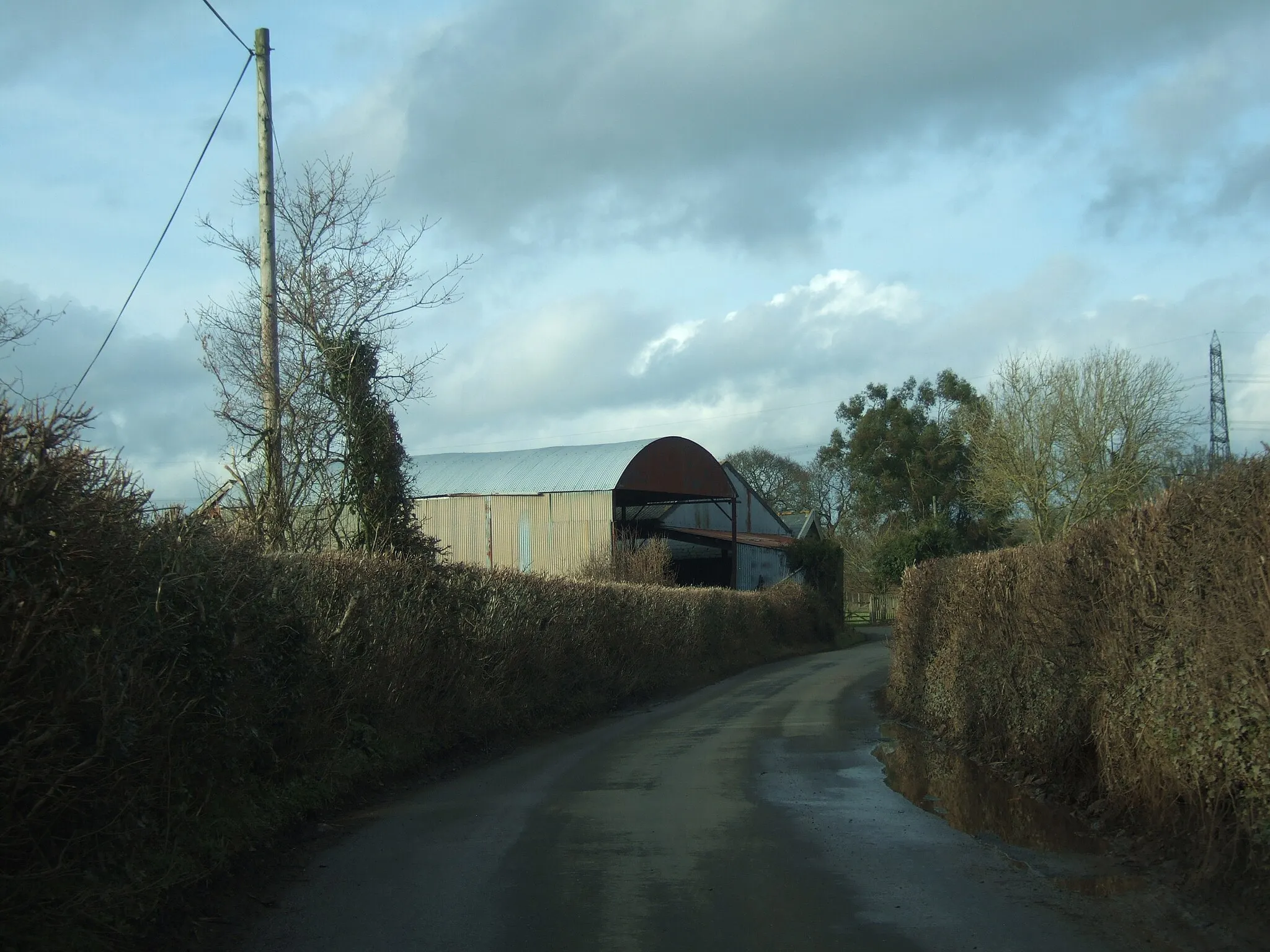 Photo showing: Barns at Shoots Barn Cross outside Colestocks