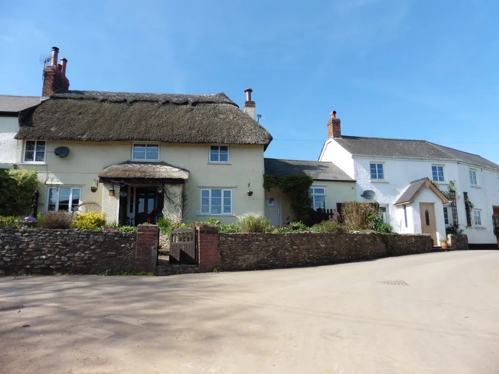 Photo showing: Cottages, Buckerell