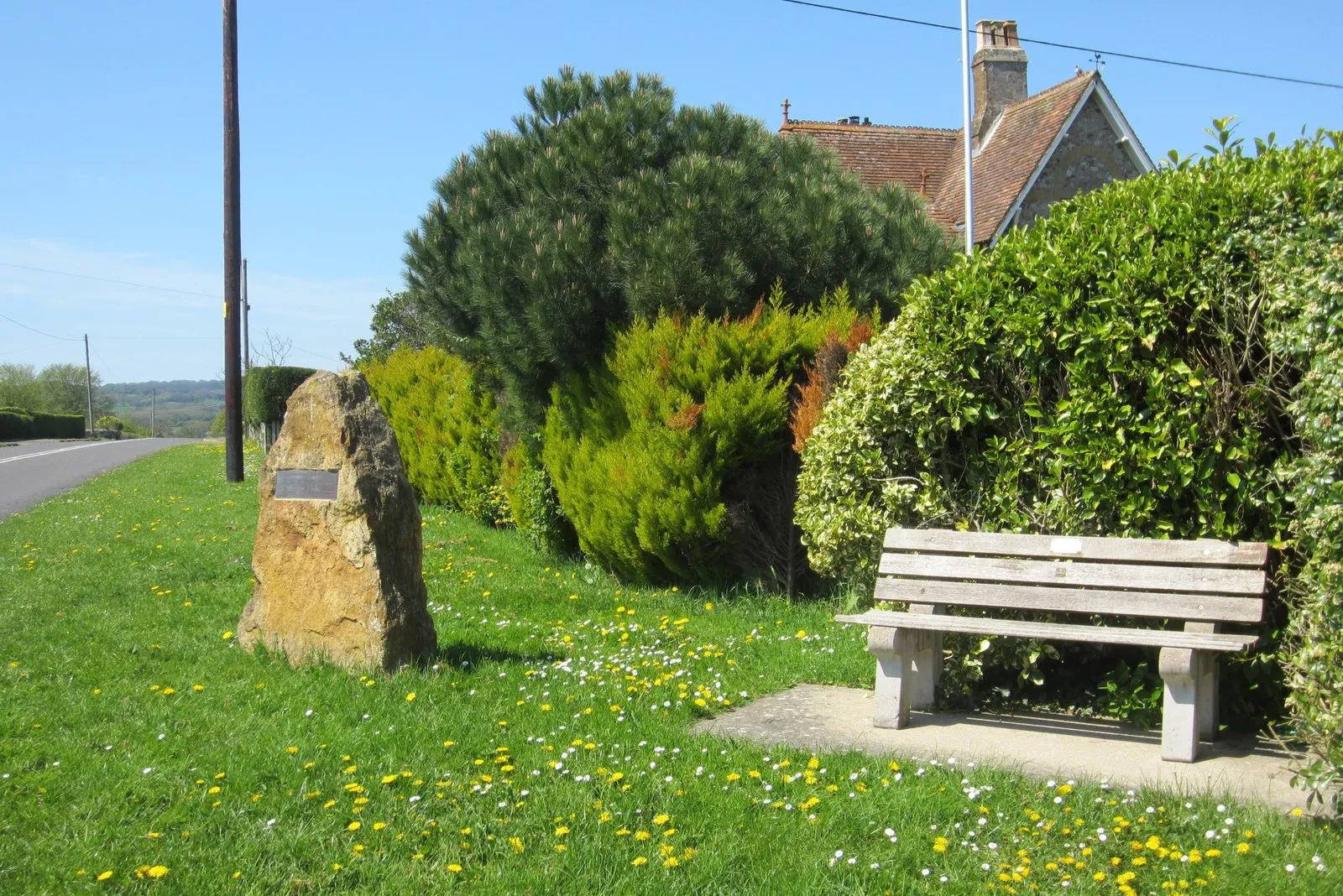 Photo showing: Bench and memorial at Horton crossroads