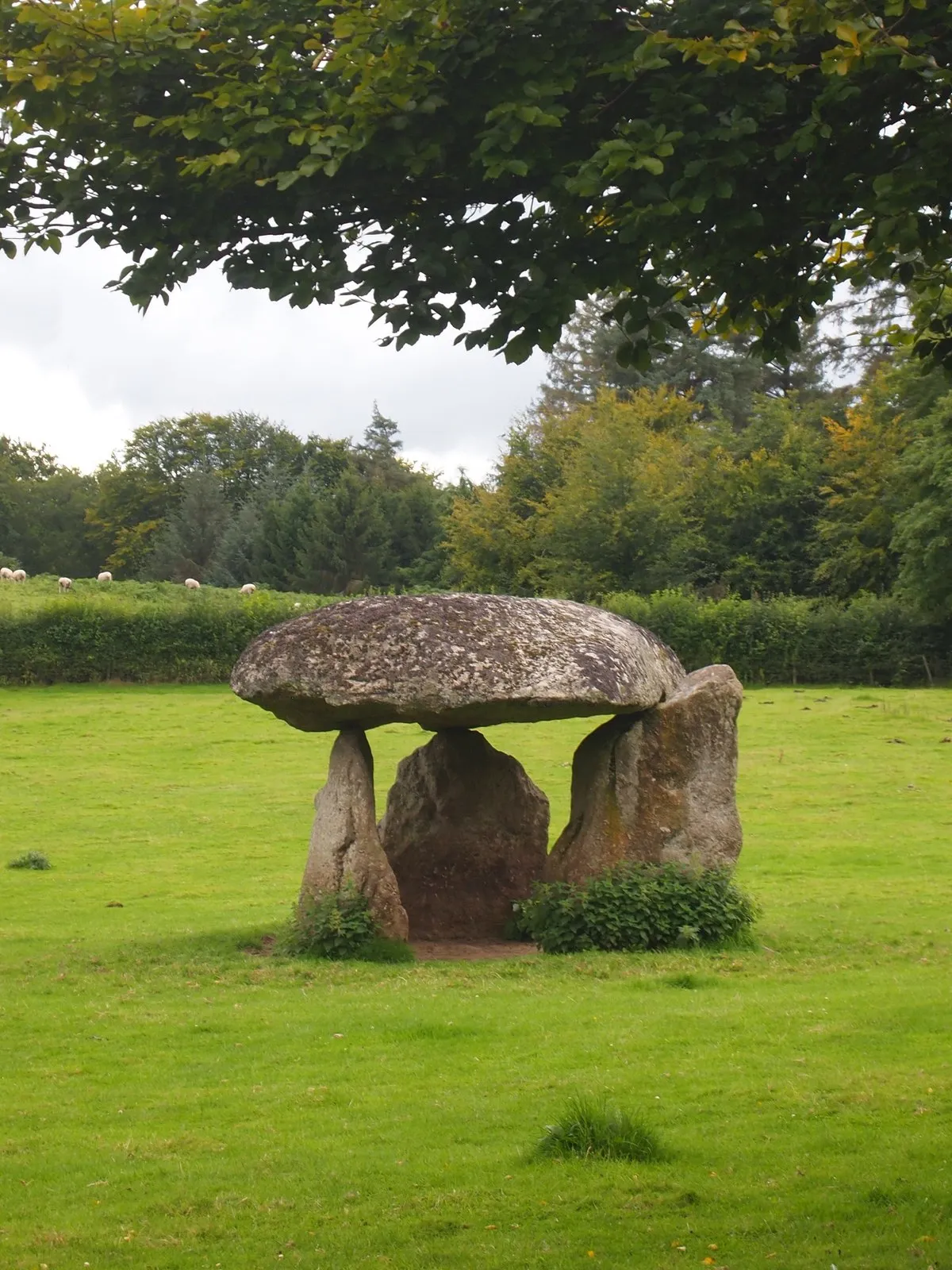 Photo showing: Spinsters Rock