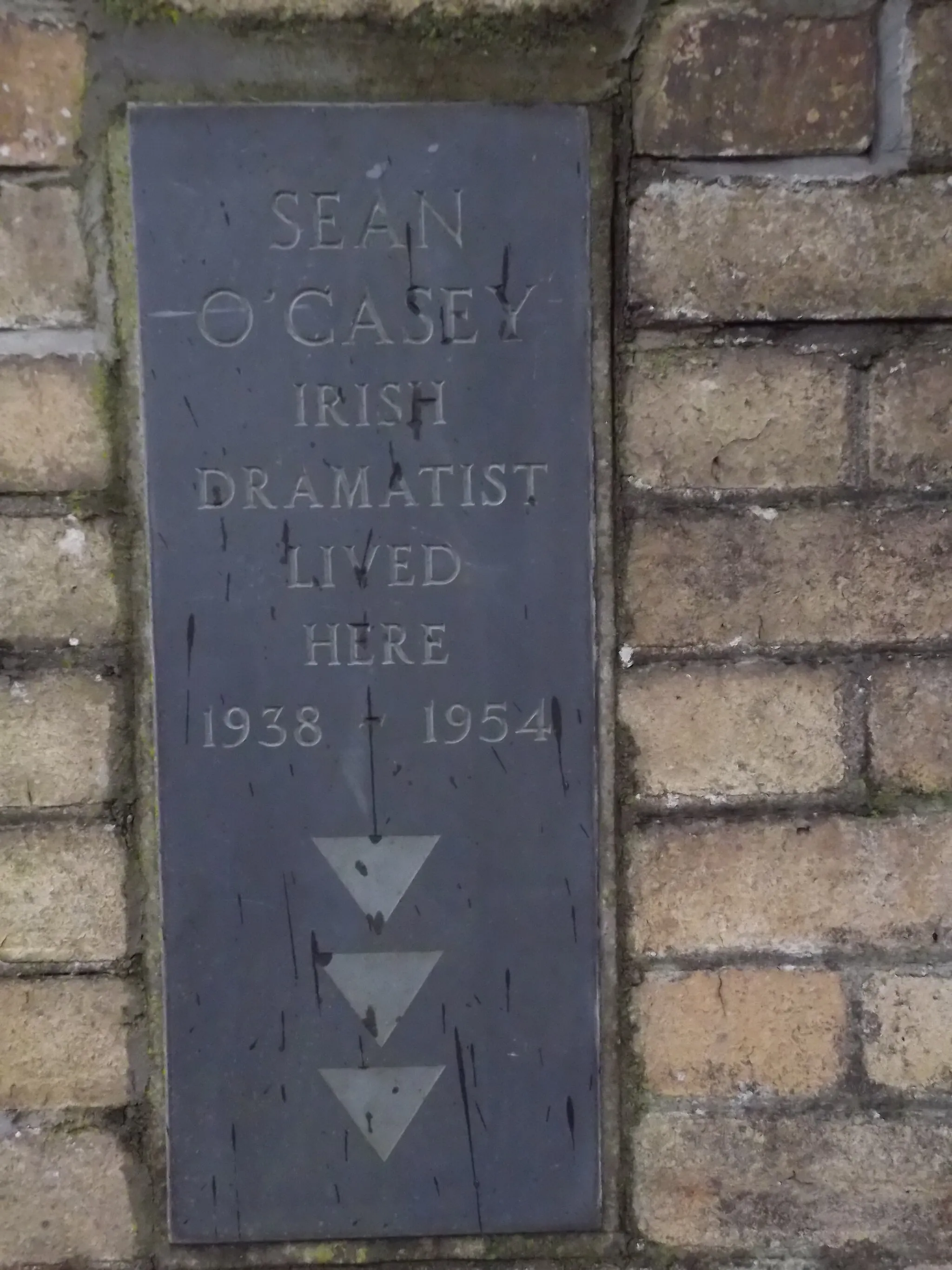 Photo showing: A plaque commemorating Sean O'Casey's residence in Totnes