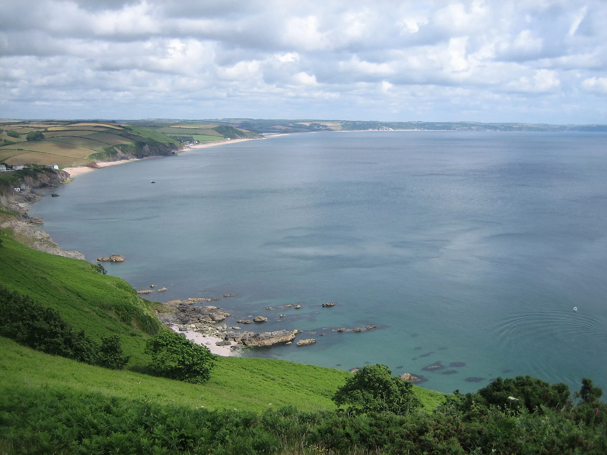 Photo showing: Start Bay, Deven, UK pictured from the South west showing the deserted village of Hallsands, the remaining beach of Hallsands, Beesands and Slapton Sands