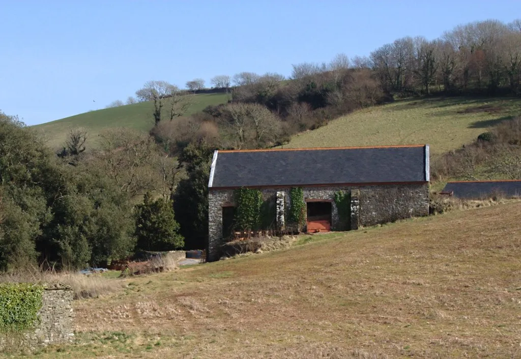 Photo showing: Barn under the Hillside This barn appears to be one of the few agricultural buildings left in South Allington which has not been converted into residential holiday accommodation.