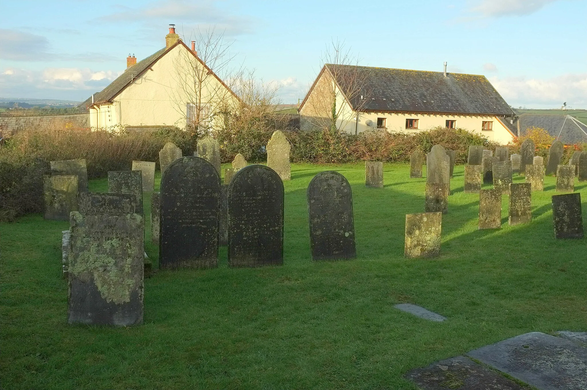 Photo showing: Churchyard, Huntshaw