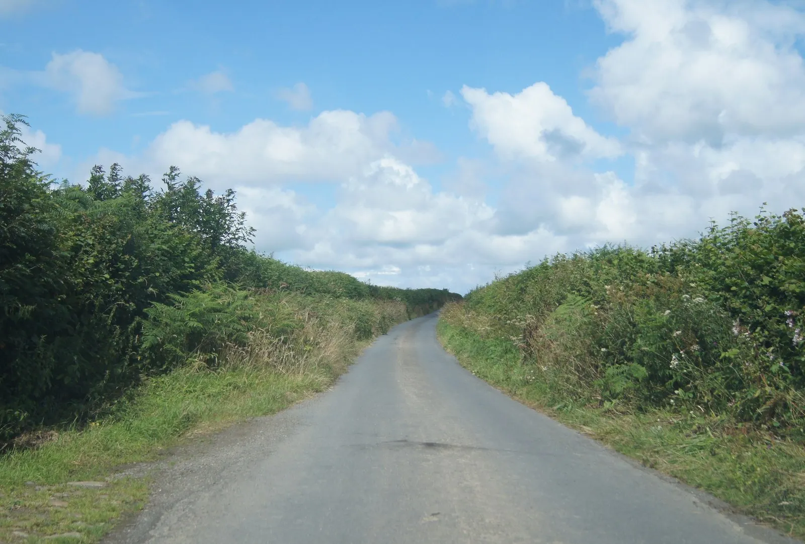 Photo showing: Lane to Five Lanes Cross