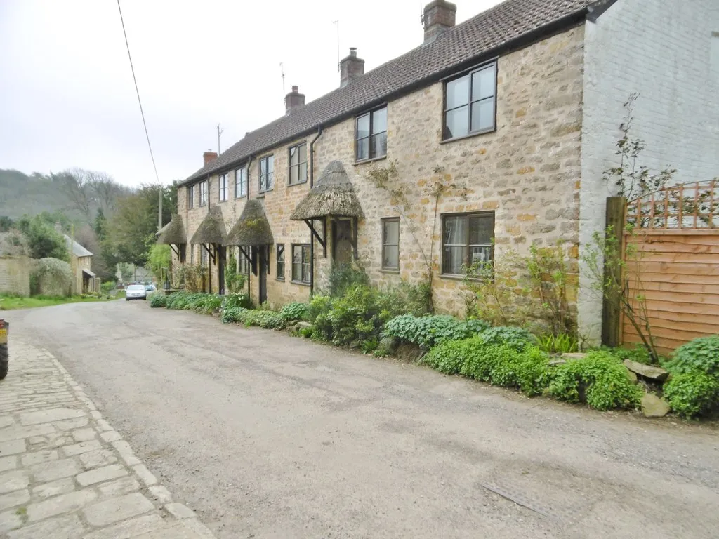 Photo showing: Symondsbury, Shute's Farm Cottages