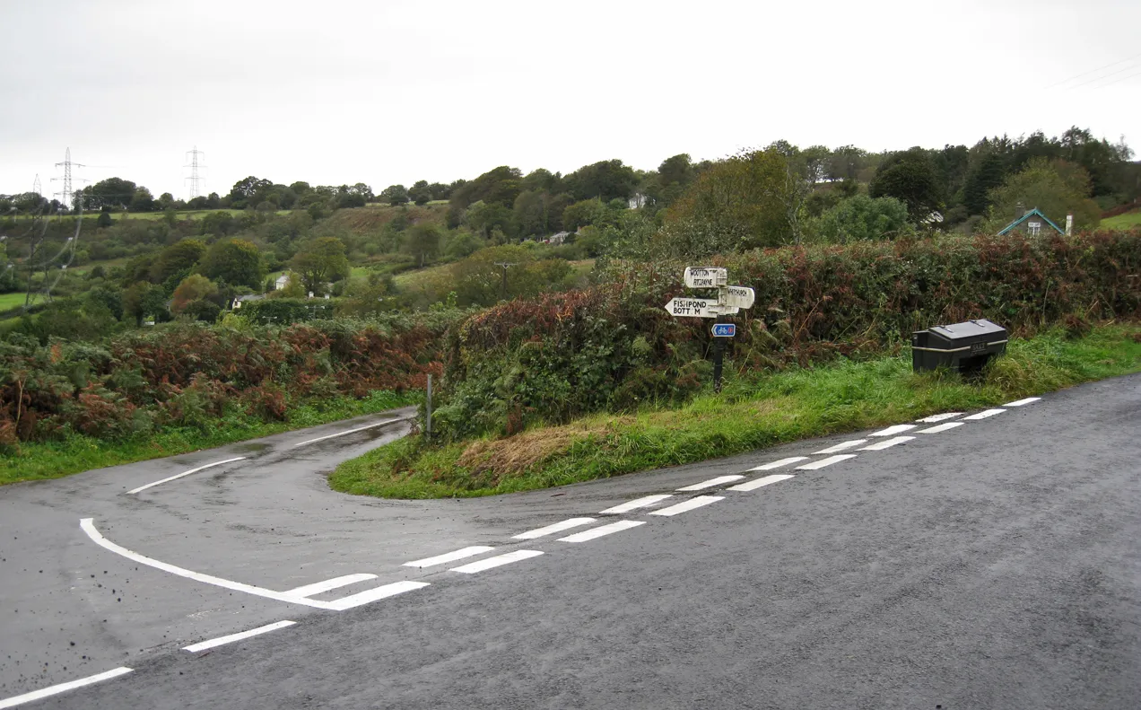 Photo showing: Road junction in Fishpond Bottom