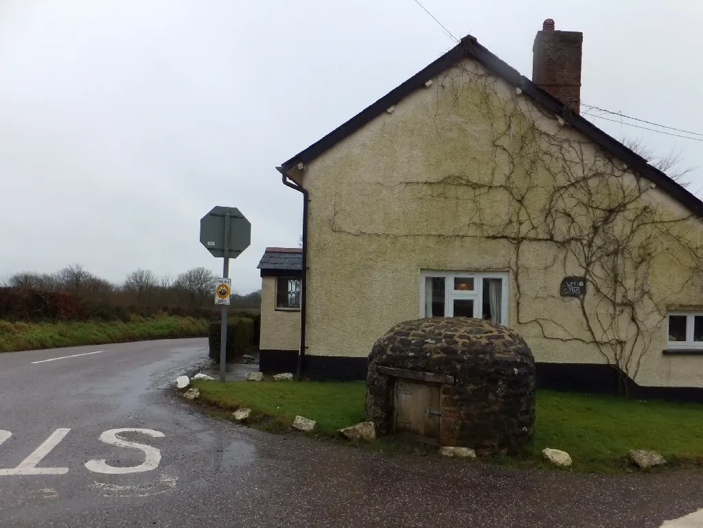 Photo showing: Covered well at Black Dog, by Well Cottage