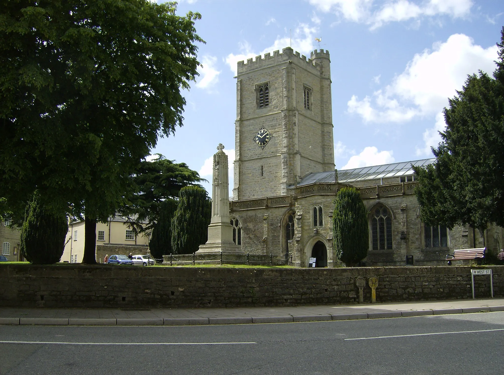 Photo showing: St Mary's parish church, Axminister, Devon, seen from the north. In front of the church is the First World War memorial.
