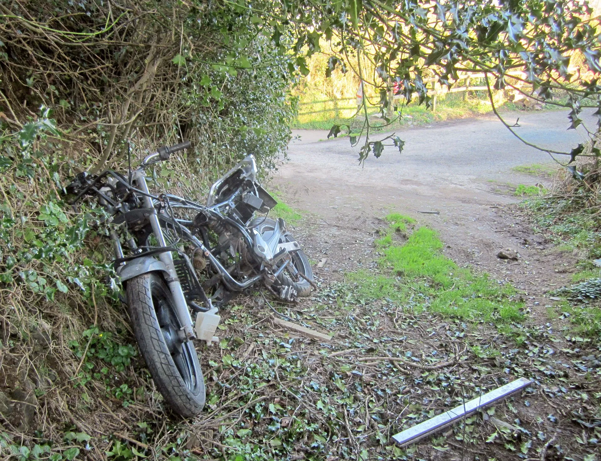 Photo showing: Abandoned motorbike, Lamerton