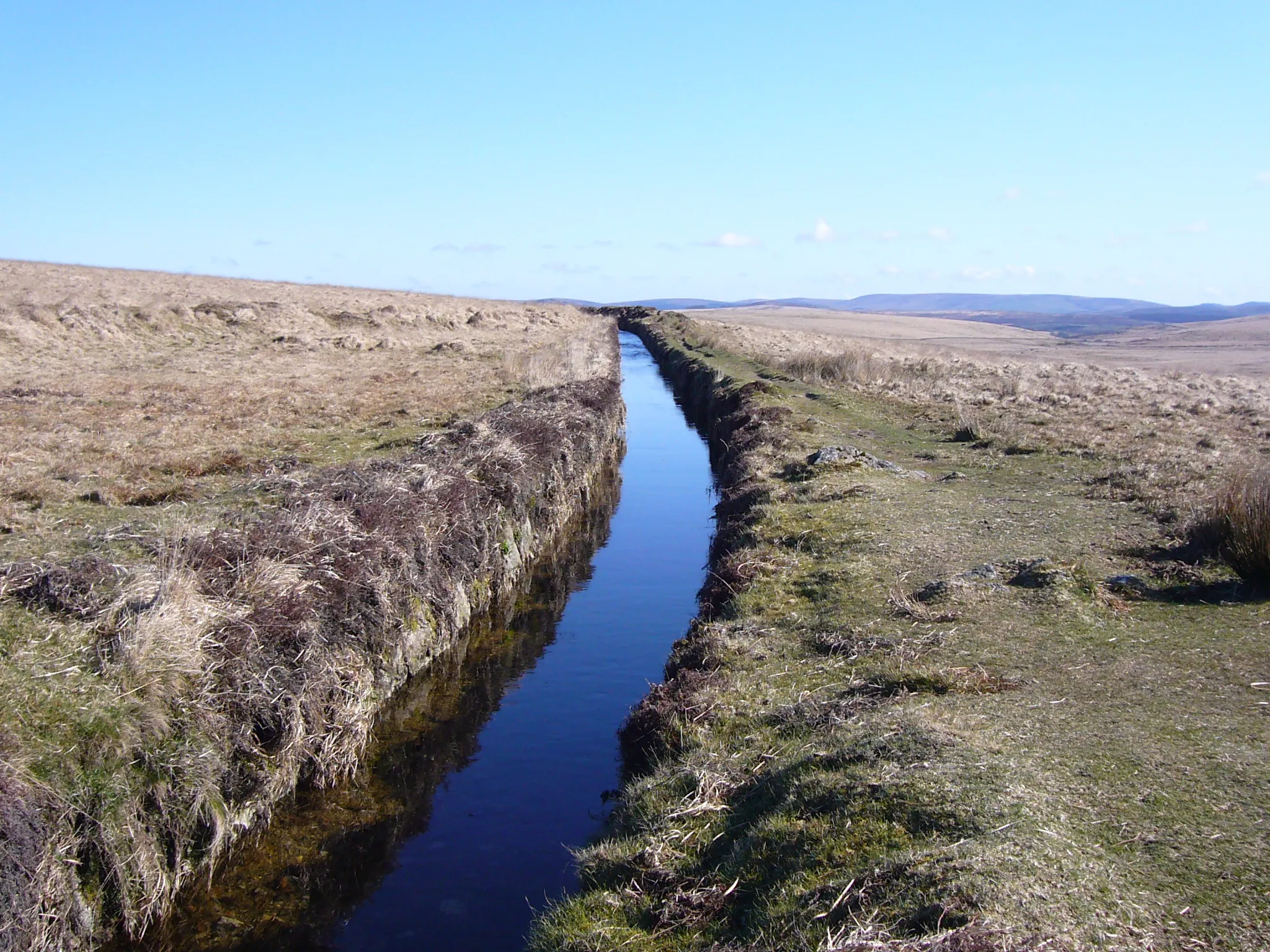 Photo showing: This shows the Devoport leat on Dartmoor close to Nun's Cross Farm looking up stream. This leat is taken from the West Dart & Cowsic rivers and flowed by gravity to Devonport. The length is over 34km and the leat was in use from around the start of the 18th century.