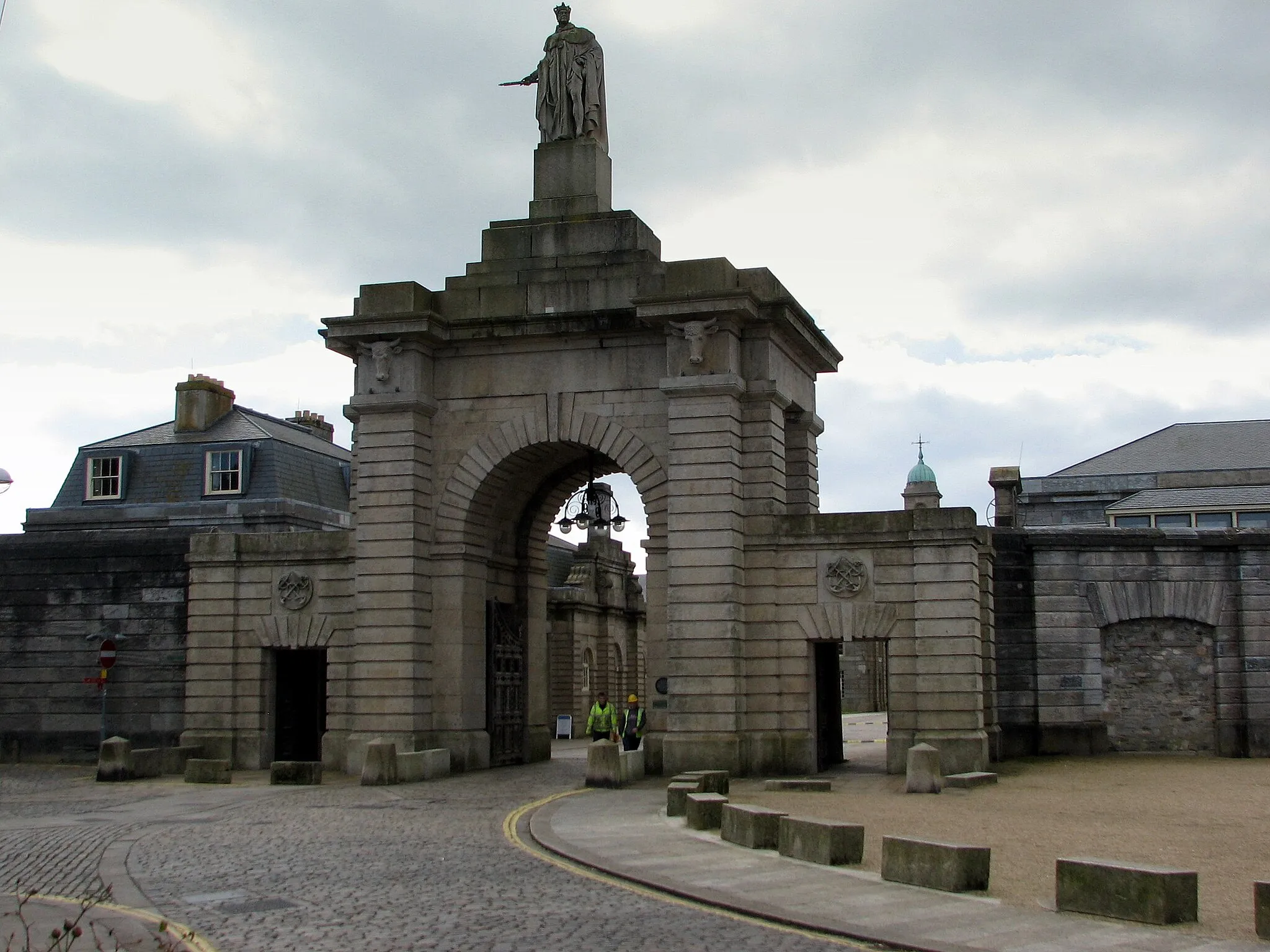 Photo showing: The impressive gateway to the Royal William Victualling Yard, Plymouth, Devon, England. The Yard was designed by Sir John Rennie in 1825-33 and this gateway is surmounted by a 13 foot statue of William IV.