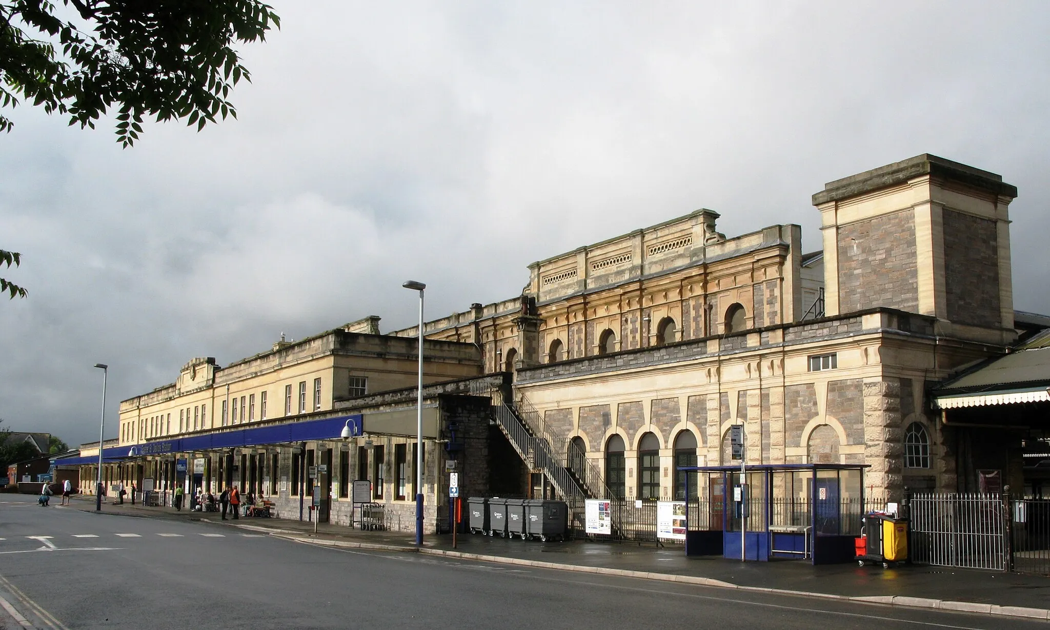 Photo showing: The front of St Davids railway station, Exeter, Devon, England.