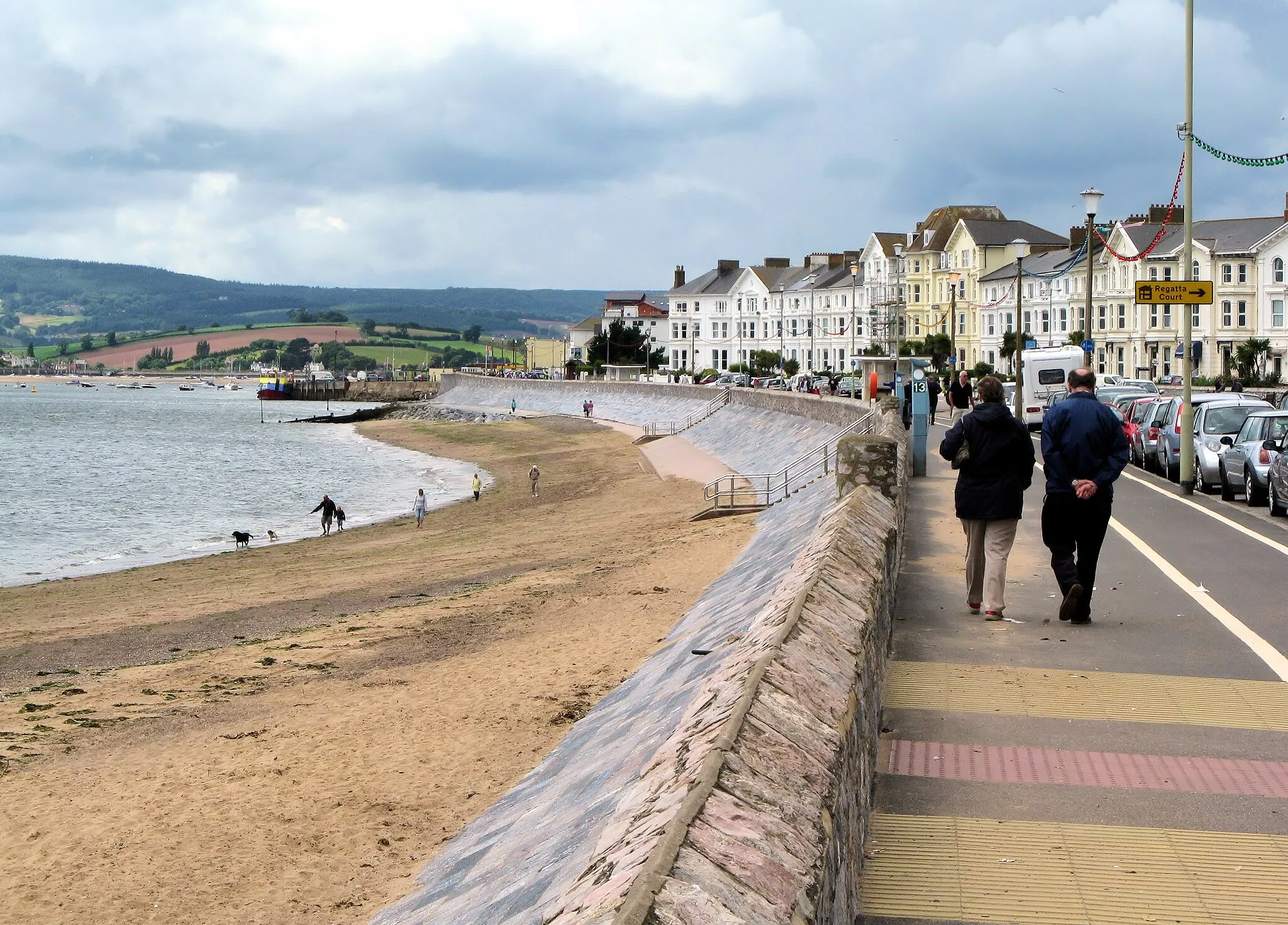 Photo showing: The sea front at Exmouth, South Devon, England, looking west. This town is the westward end of the Dorset and East Devon World Heritage Site, extending 95 miles (155km) to Swanage in Dorset. The Heritage Site is also called the Jurassic Coast, although Triassic, Jurassic and Cretaceous periods are represented.