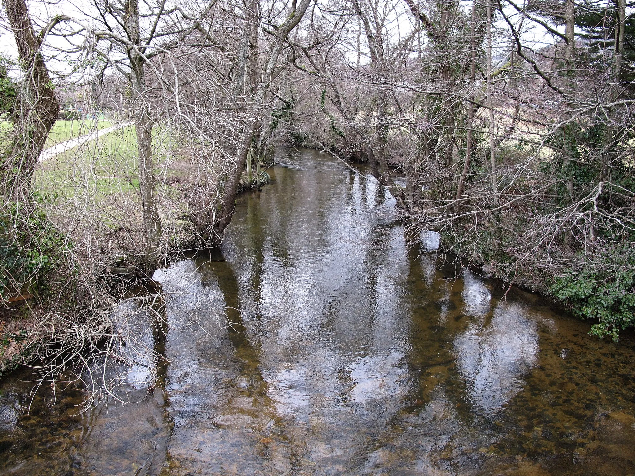 Photo showing: River Bovey at Bovey Tracey Mill Marsh Park is on the left. Photo from bridge by mill.