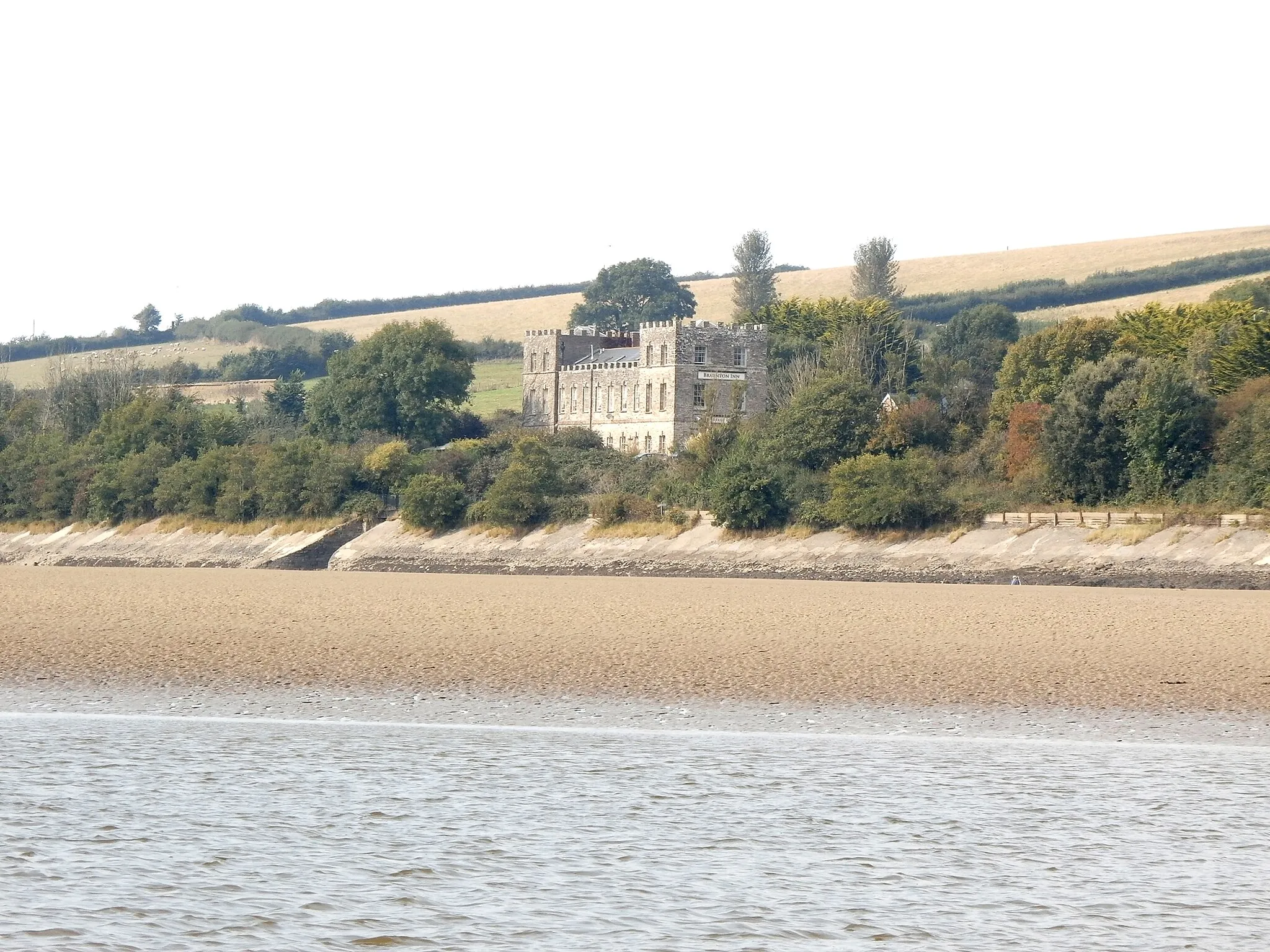 Photo showing: Heanton Court, Heanton Punchardon, North Devon, viewed from south at Penhill Point across the estuary of the River Taw at low tide