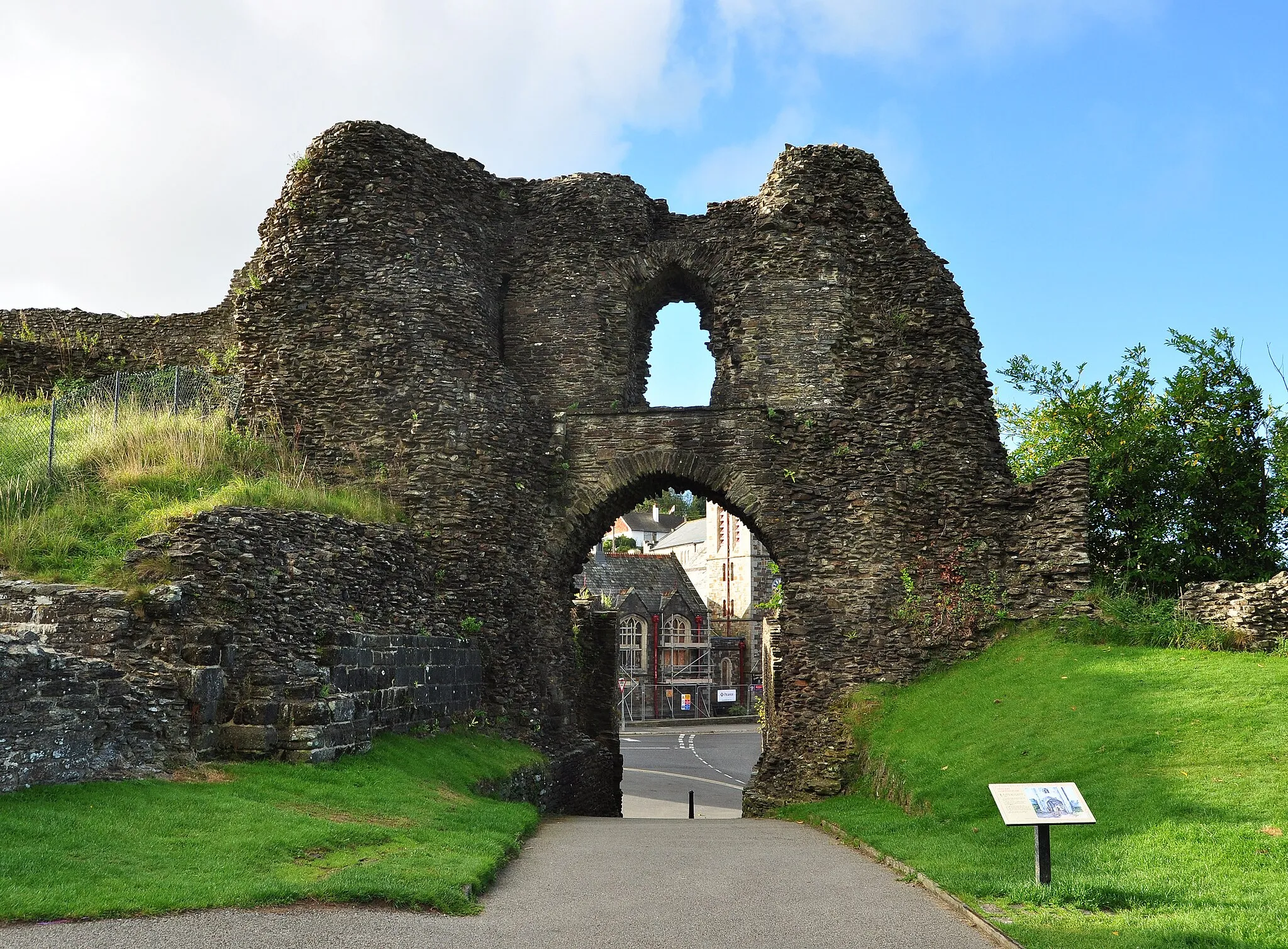 Photo showing: The inner side of the gatehouse of Launceston Castle in Cornwall.