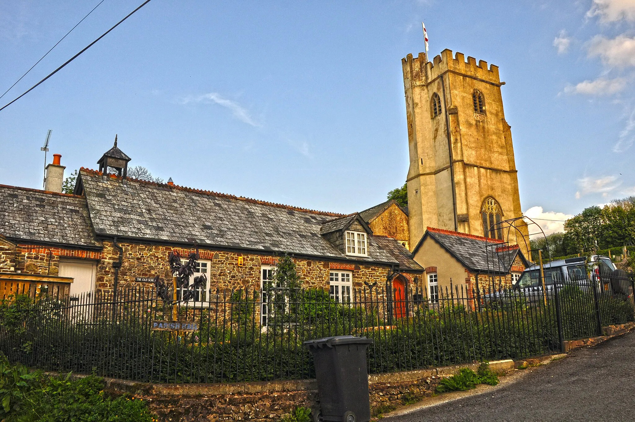 Photo showing: Knowstone : Cottage & Church