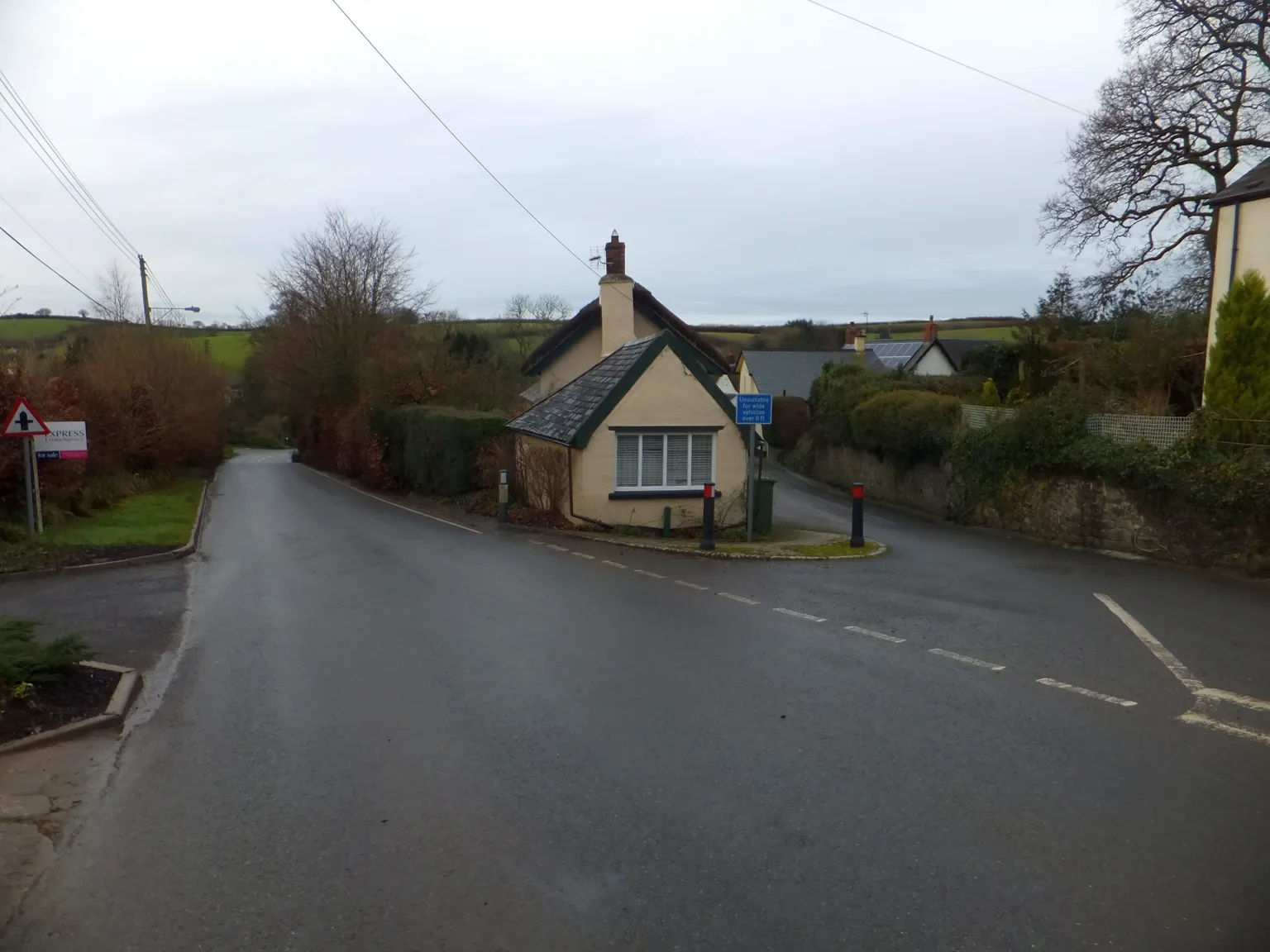 Photo showing: A glimpse of Meshaw from the main road
