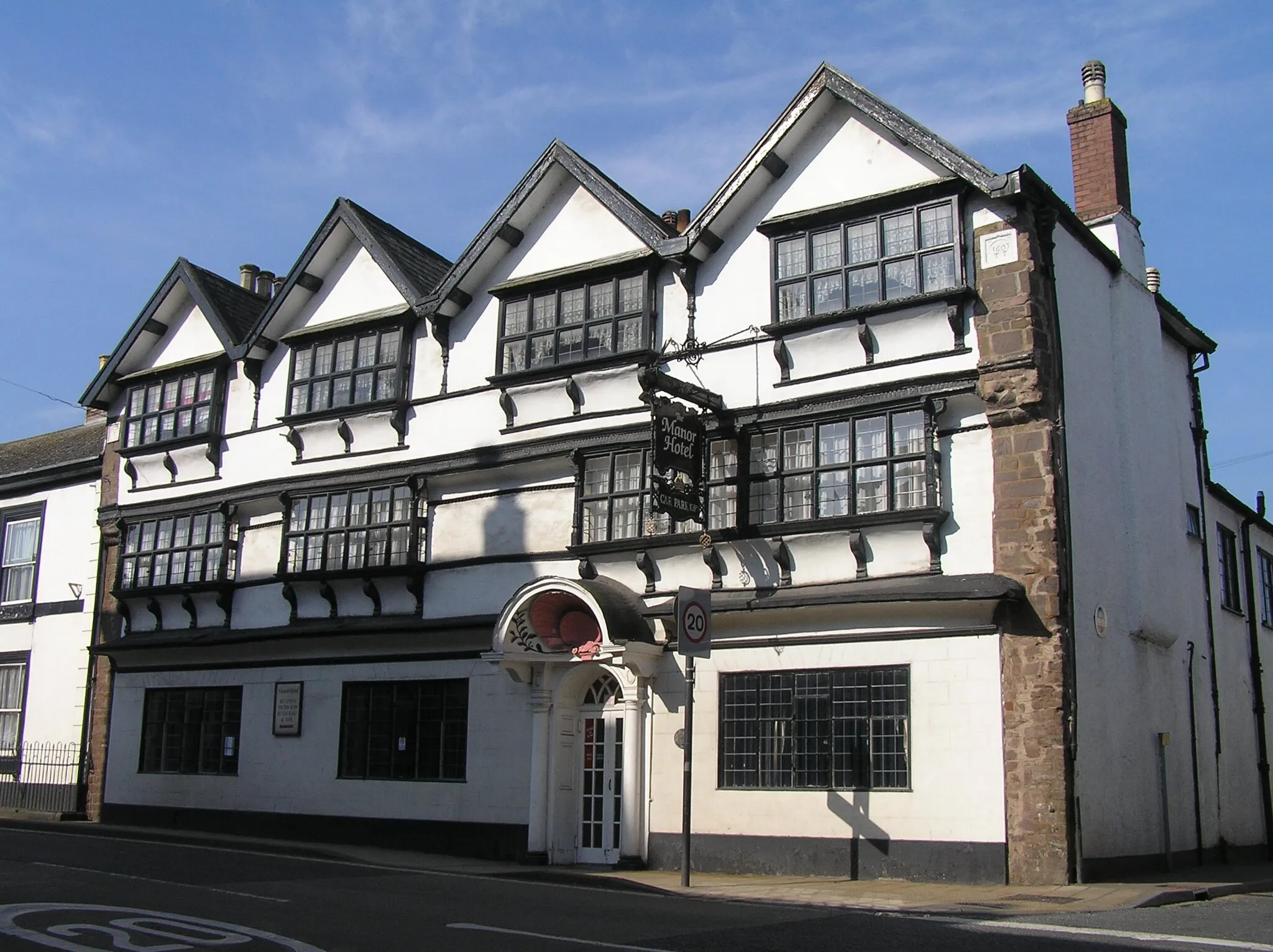 Photo showing: The Manor House Hotel in Cullompton, Devon, UK.