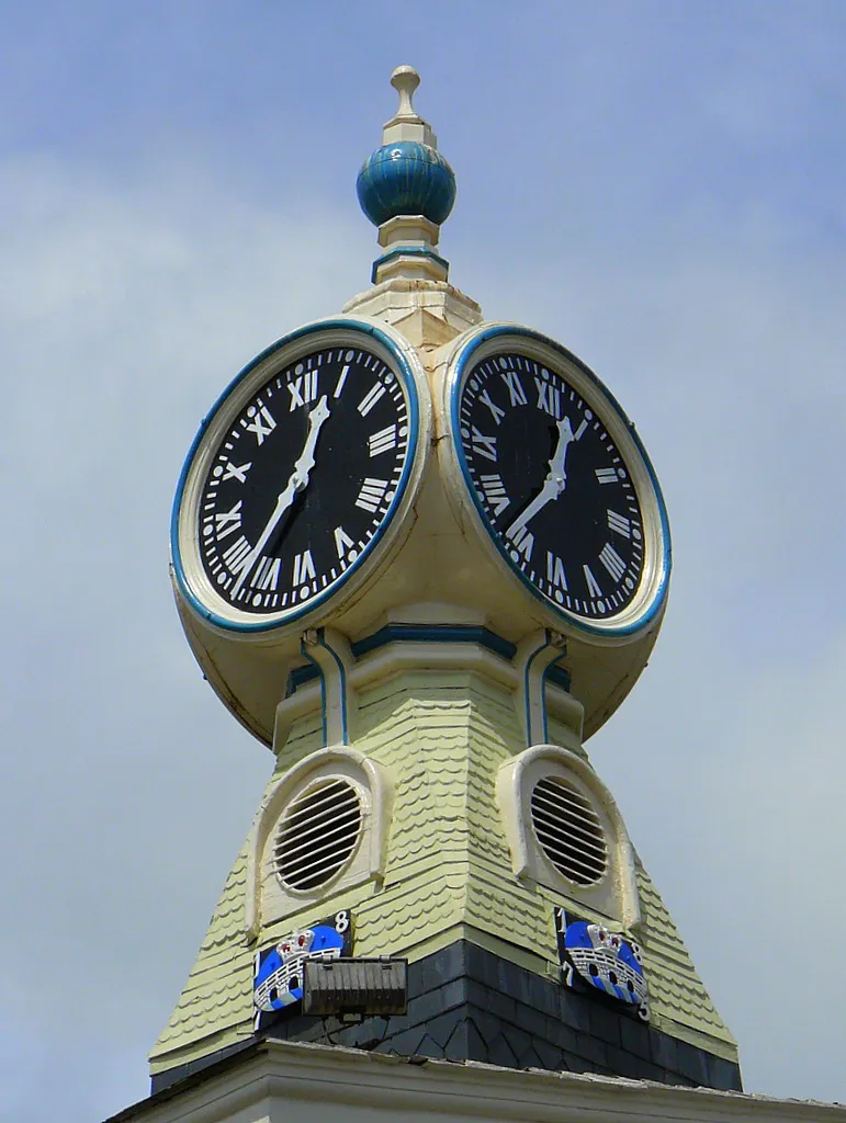 Photo showing: Clock on the top of the old Town Hall building in Kingsbridge, Devon, UK