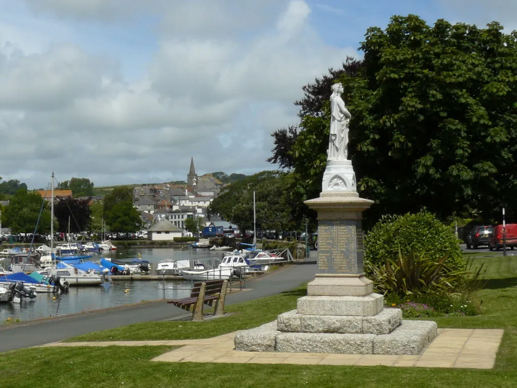 Photo showing: View of Kingsbridge, Devon over the estuary with the war memorial in the foreground