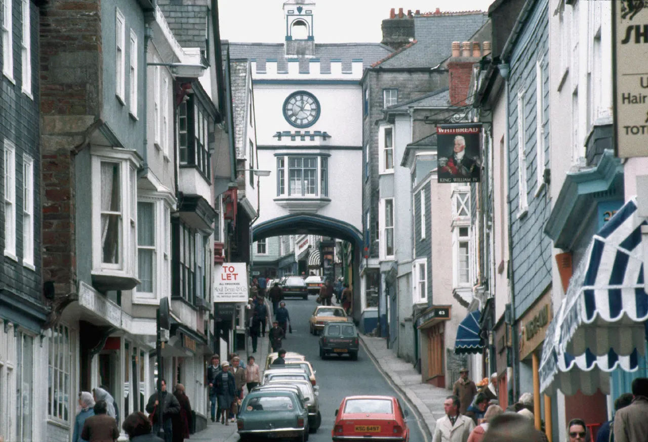 Photo showing: Town of Totnes, located in the county of Devon/GB, Fore Street & High Street; features the original Eastgate before it was destroyed by fire in 1990.