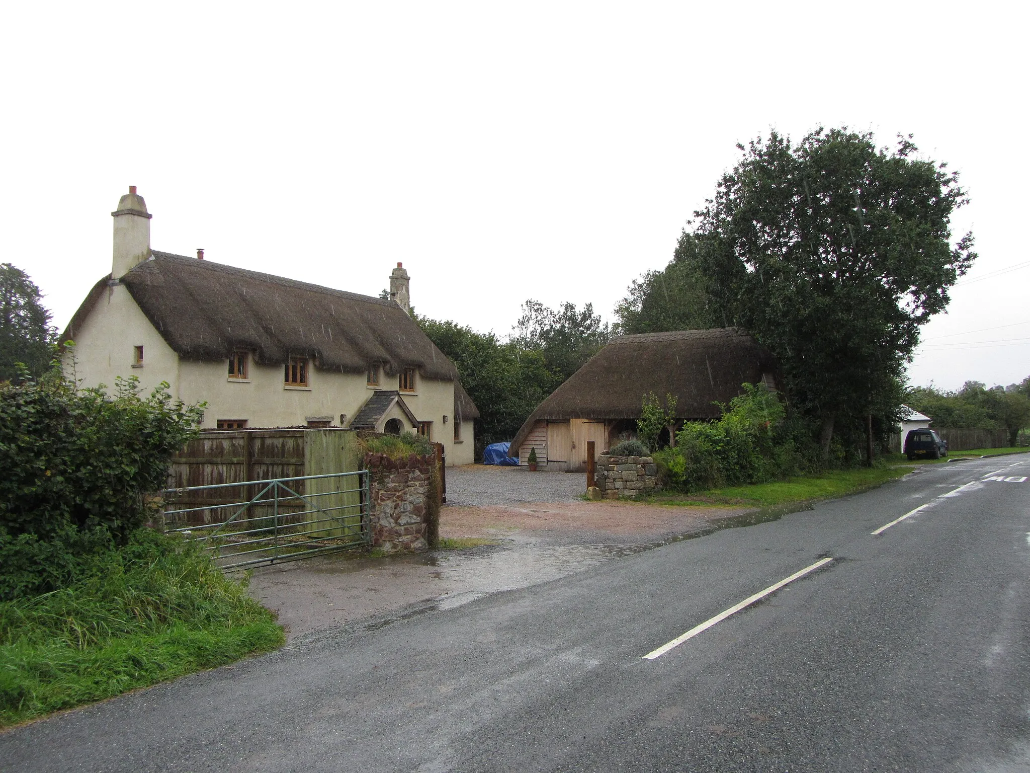 Photo showing: Thatched buildings in Teigngrace