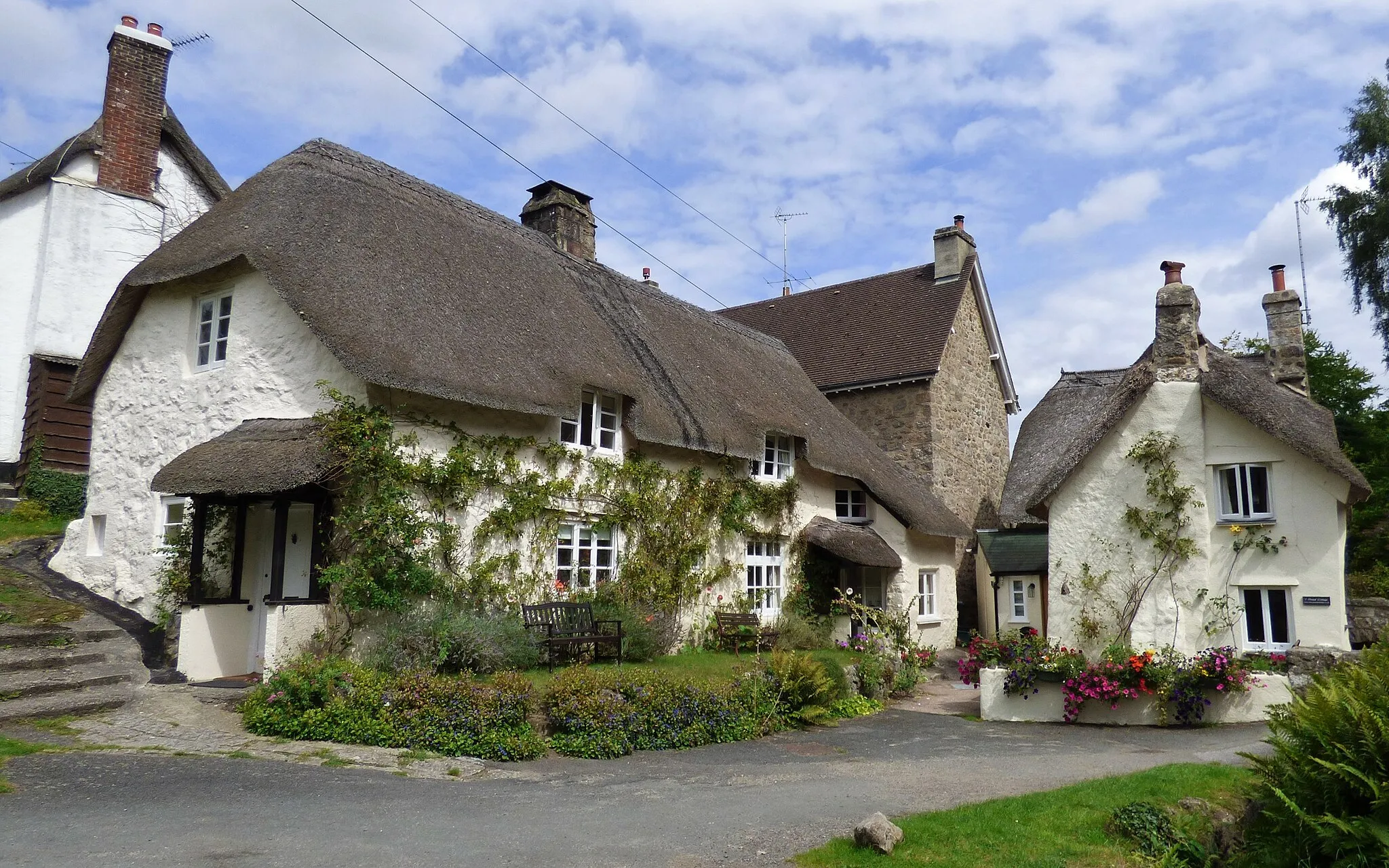 Photo showing: Lovely thatched cottages at the beautiful Lustleigh in Devon, UK.