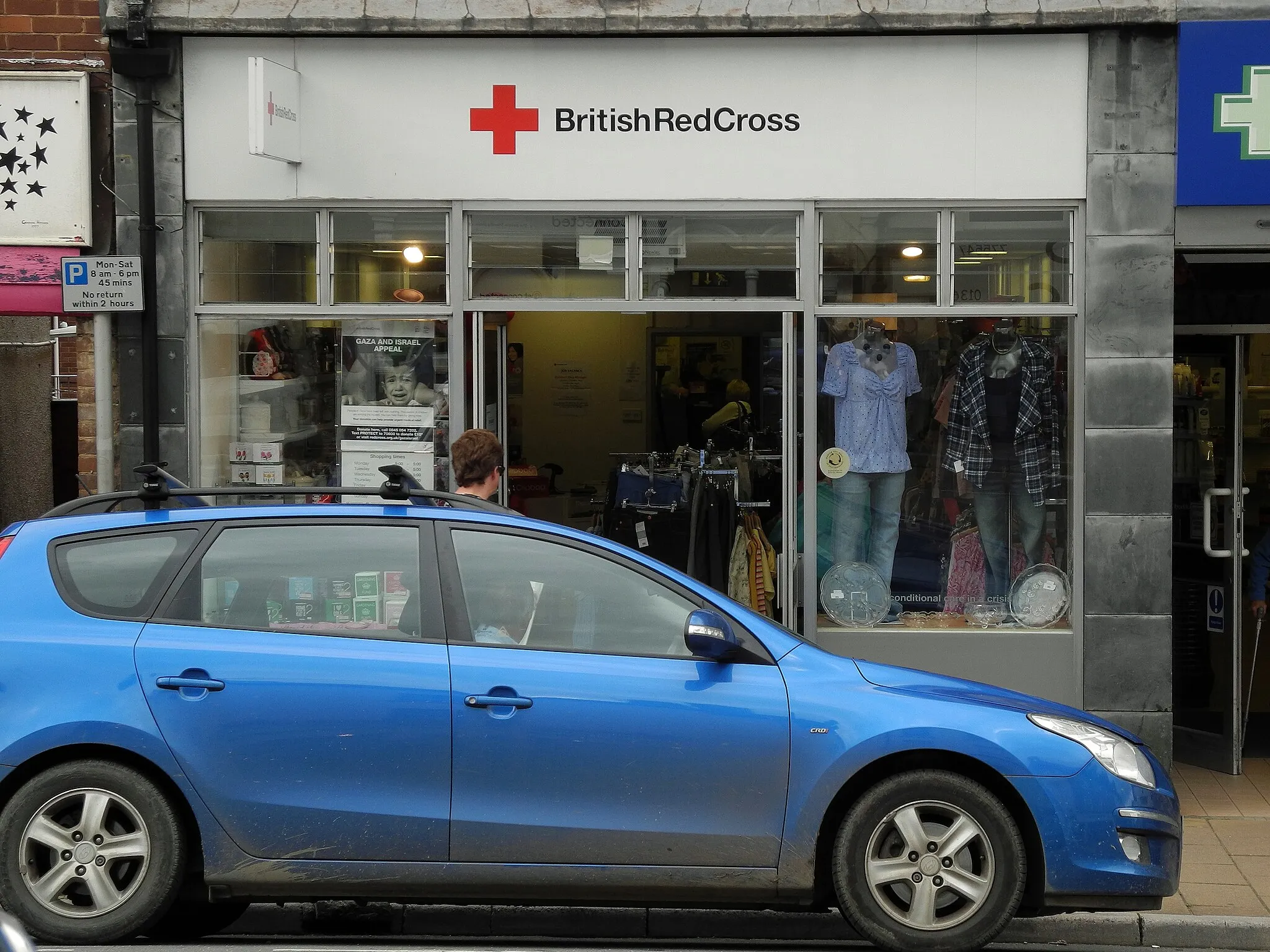 Photo showing: British Red Cross charity shop, 125, High Street, Crediton