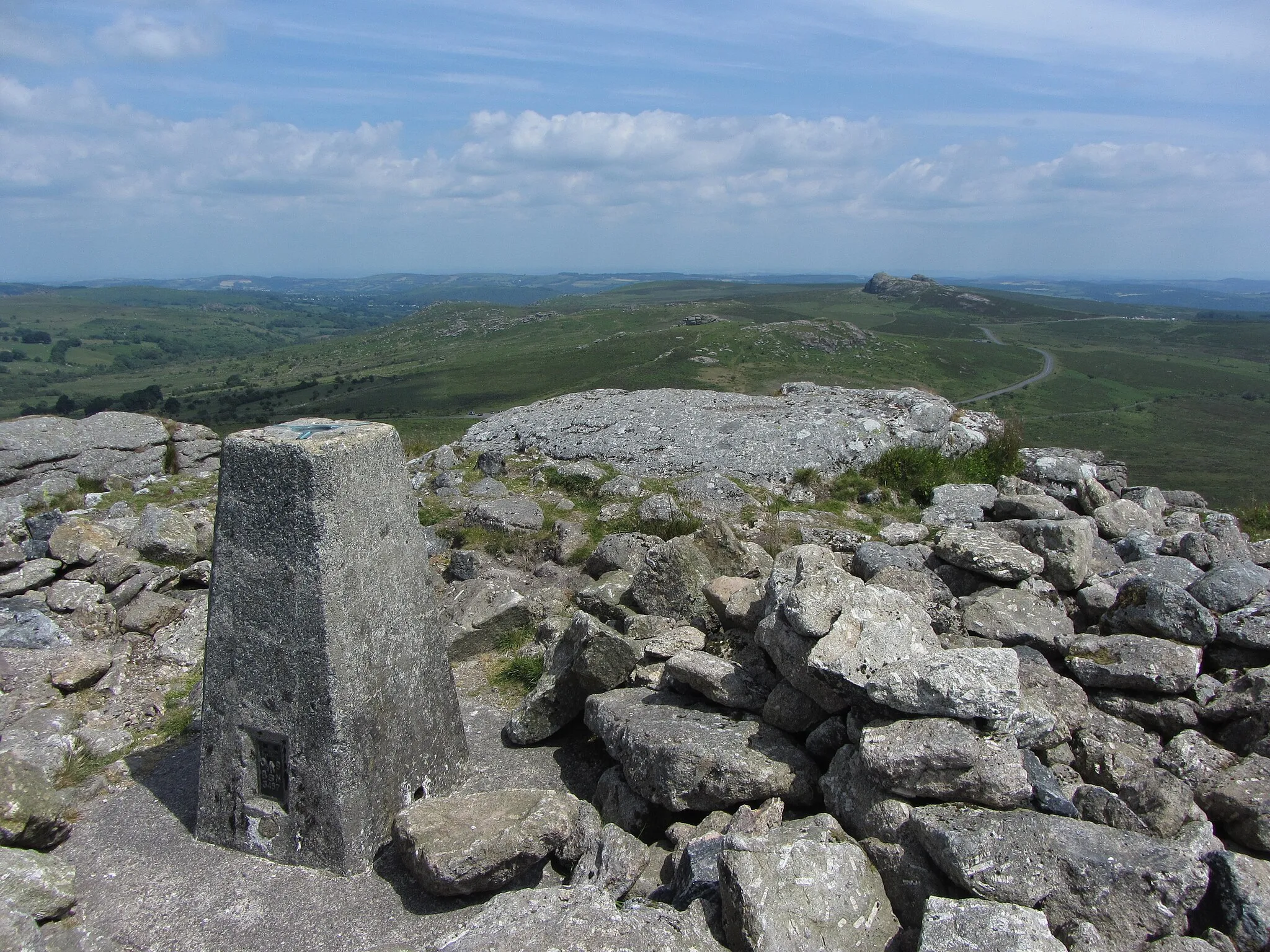 Photo showing: View from Rippon Tor to Saddle Tor and Haytor Rocks