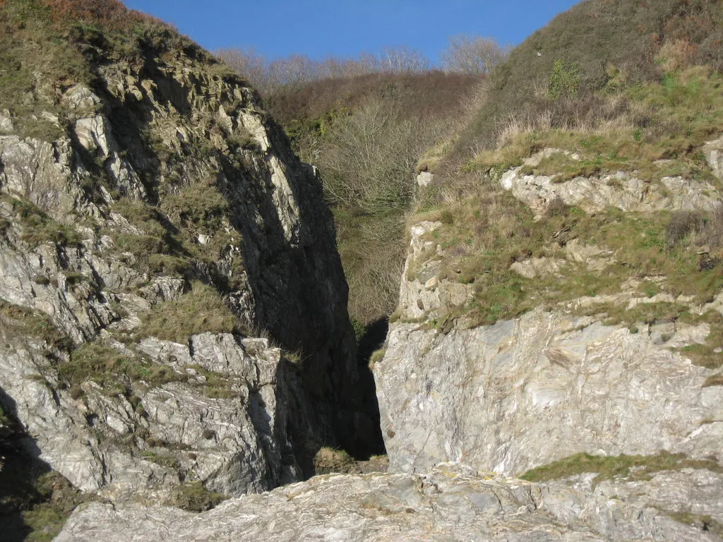 Photo showing: Bee sands, cliff face view