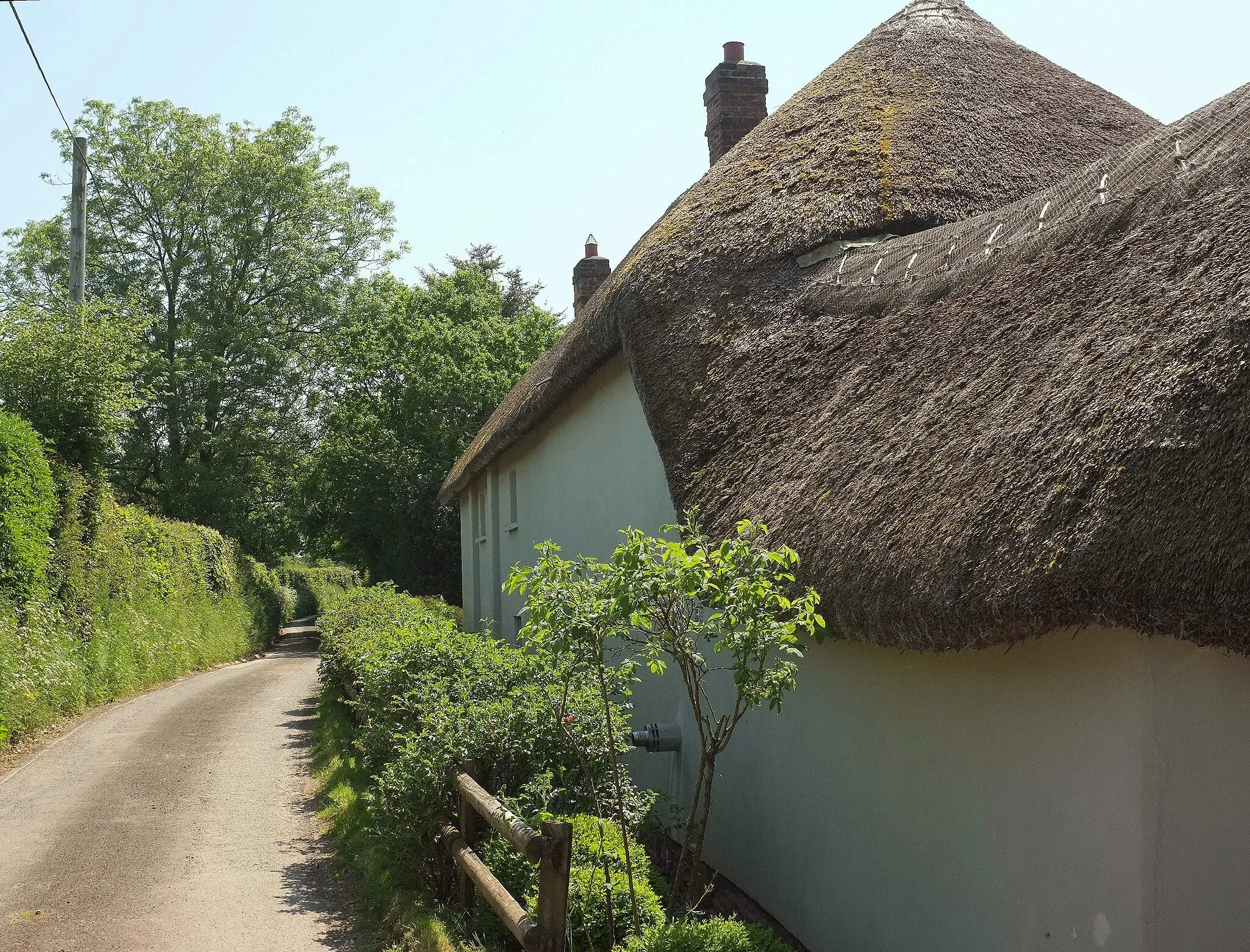 Photo showing: Cottage near Parsonage Gate