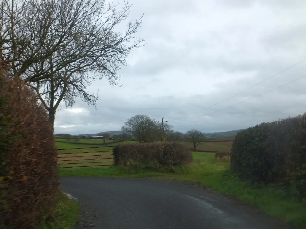 Photo showing: A bend in the road on Mounson Hill