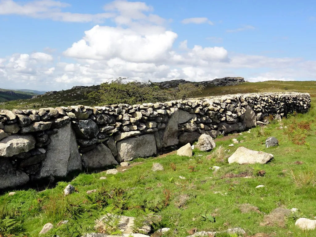 Photo showing: A Well-Maintained Granite Field Wall