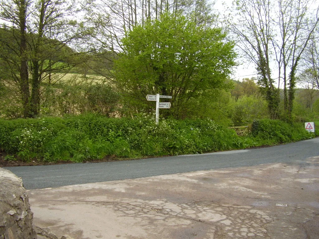 Photo showing: Shortlands Cross, Southleigh