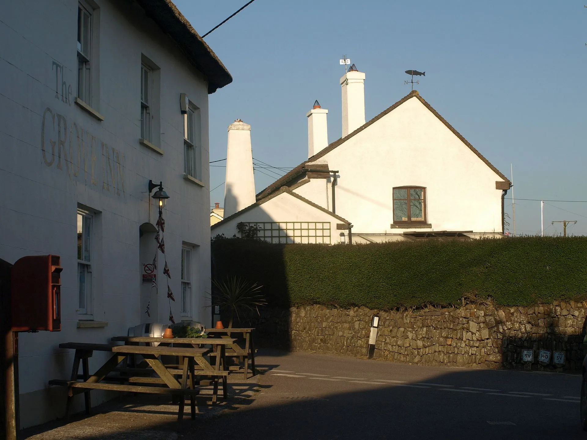 Photo showing: Pub and house, King's Nympton