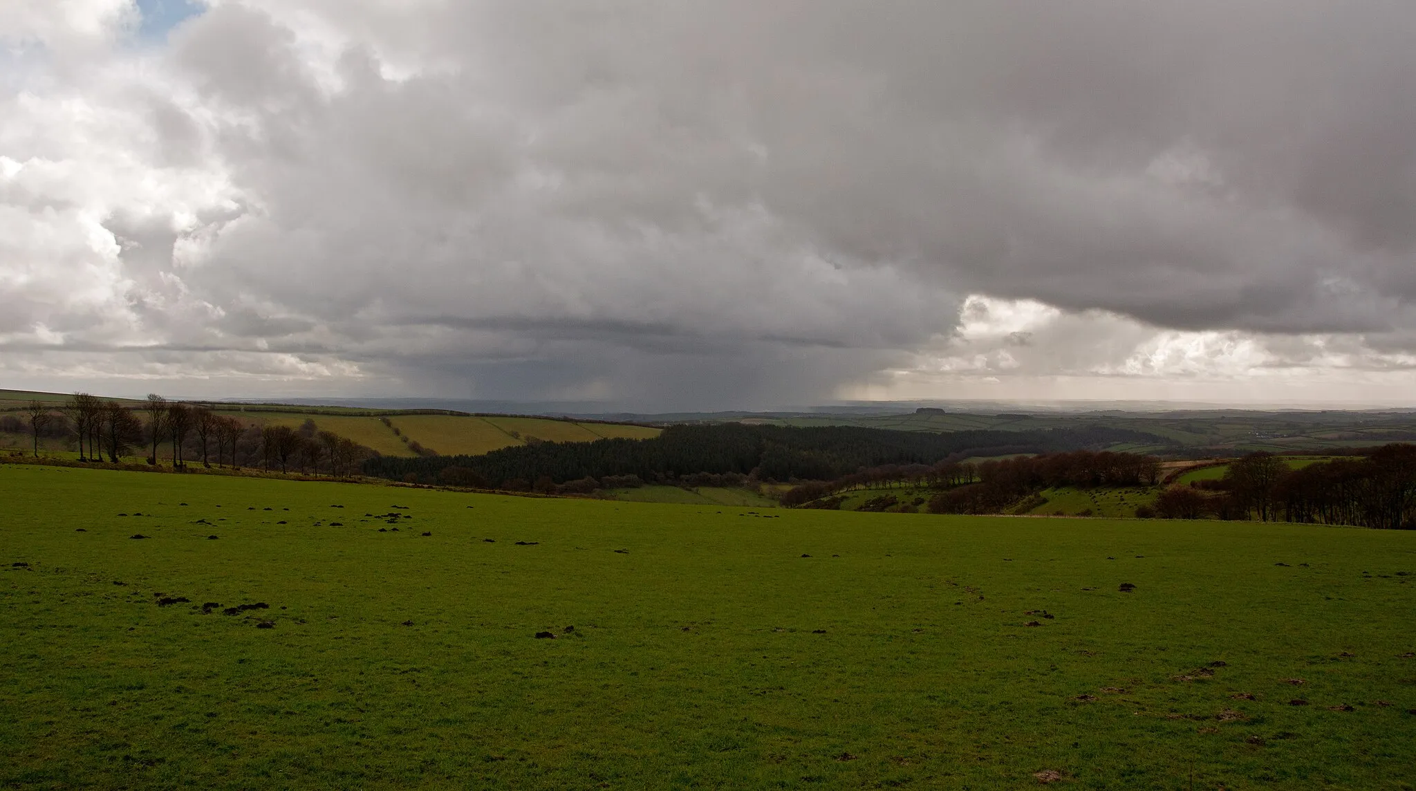 Photo showing: Storm clouds passing south east of Great Torrington