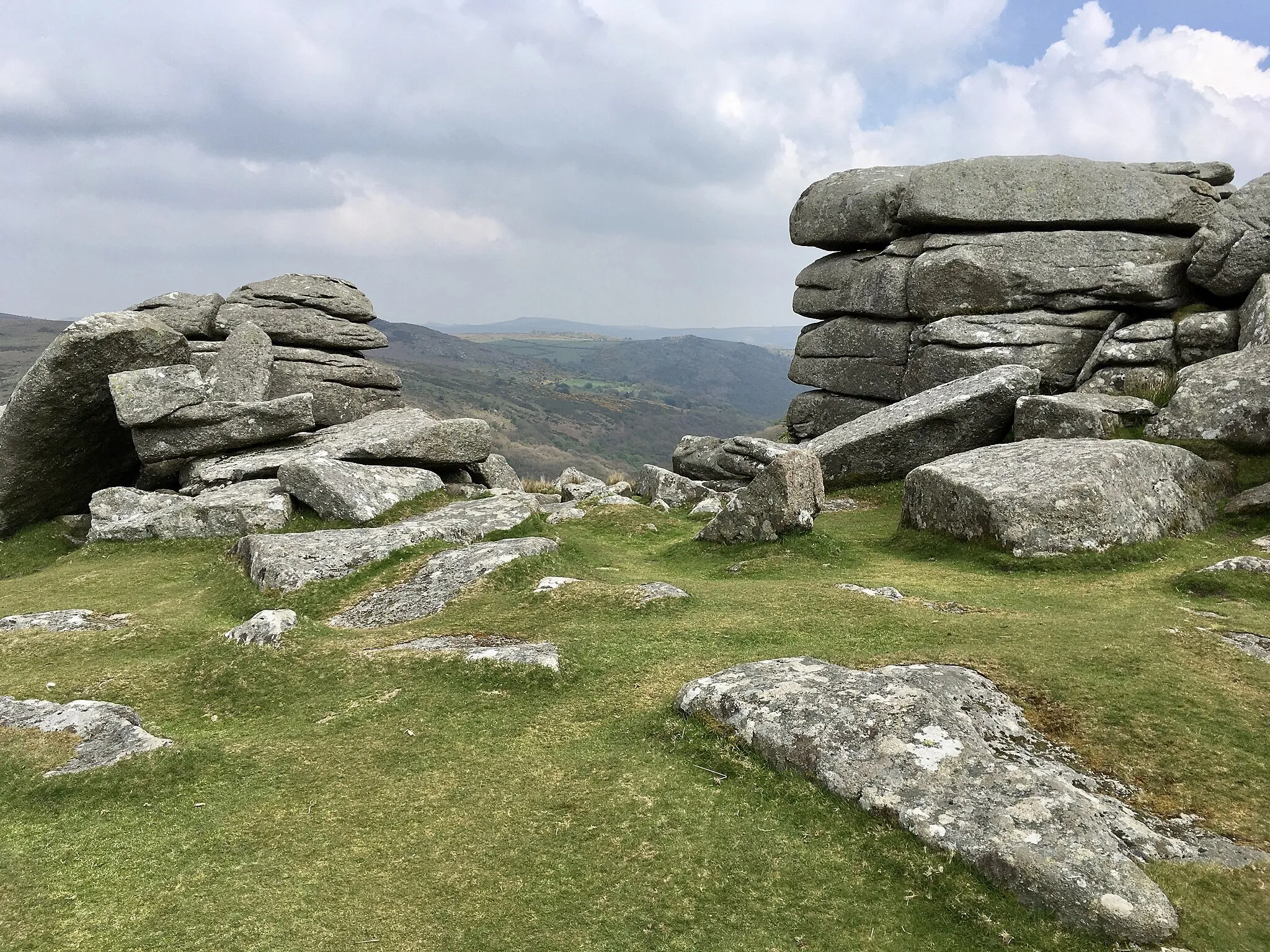Photo showing: One of the many dramatic dramatic rocky features of Devon's Dartmoor.