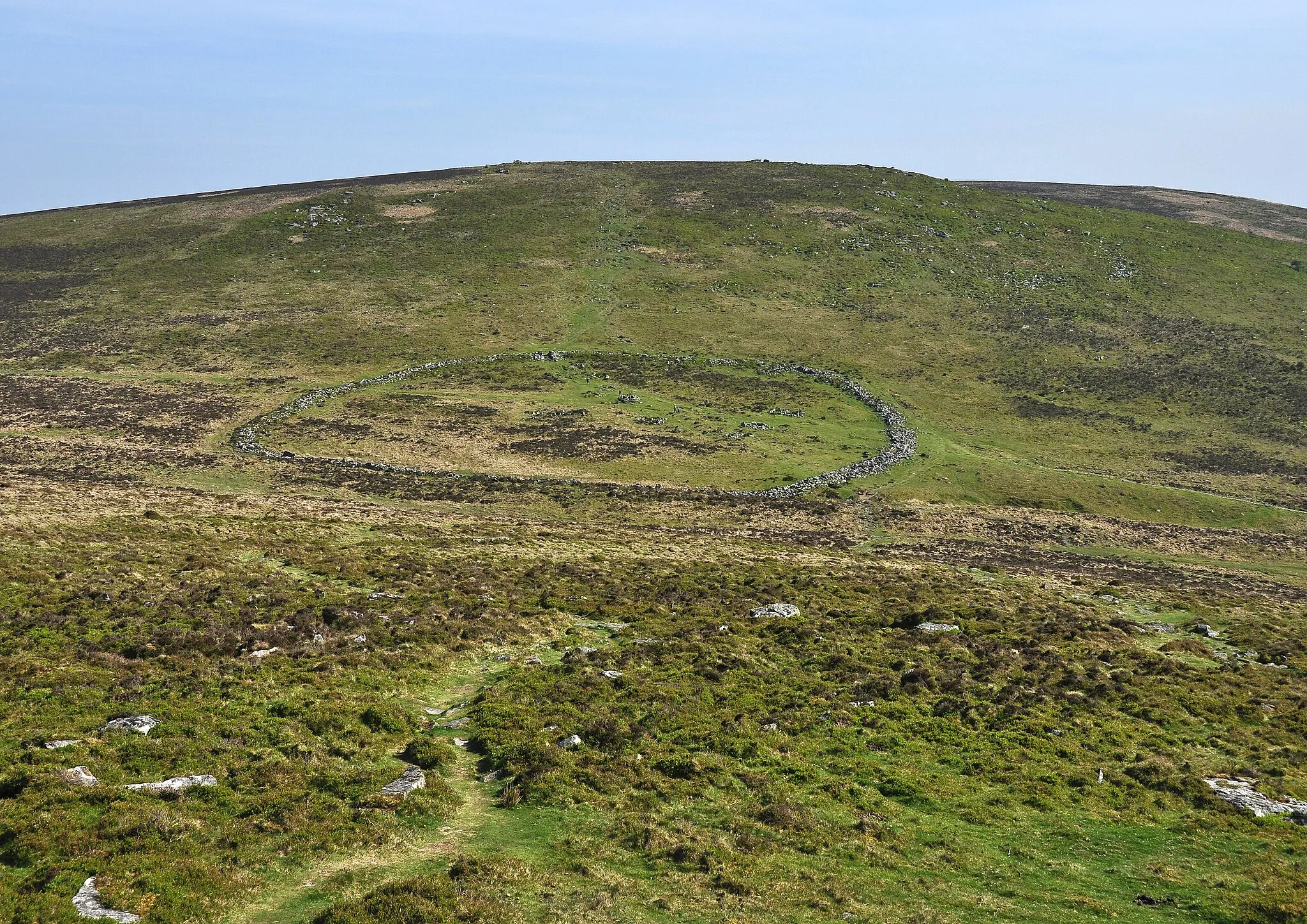 Photo showing: A view to Grimspound on Dartmoor, from Hookney Tor. Hameldown Tor rises in the background.