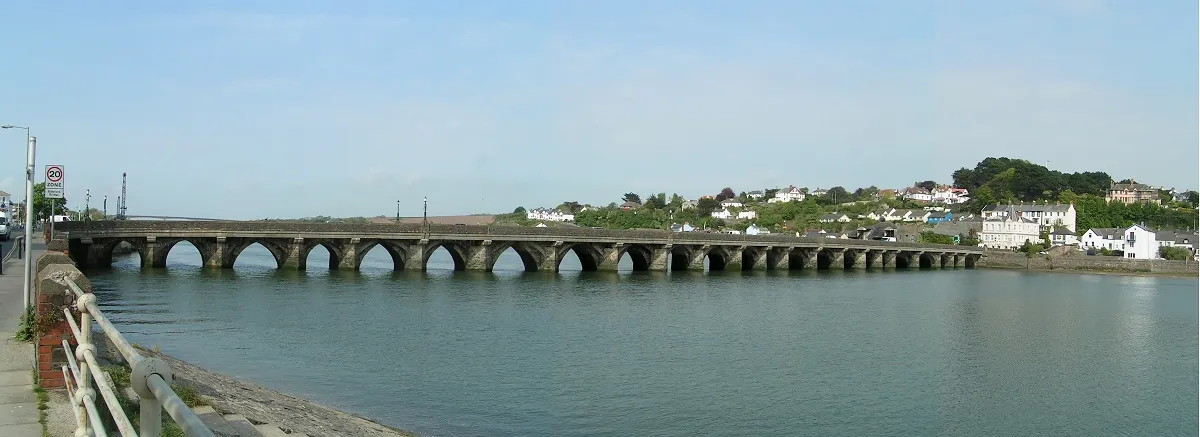 Photo showing: Bideford long bridge.  Photo by sannse, 14 May 2004. A composite of three photos.