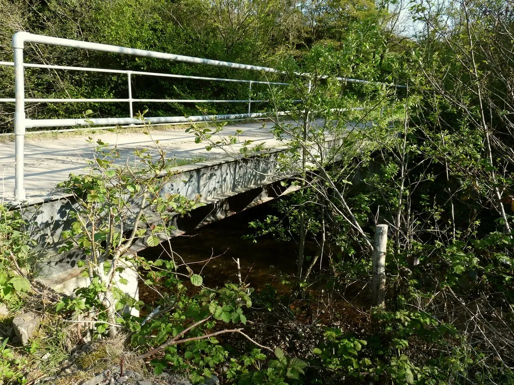 Photo showing: A bridge on the River Yeo, which leads to the Bulldog fish farm, as seen from Downstream