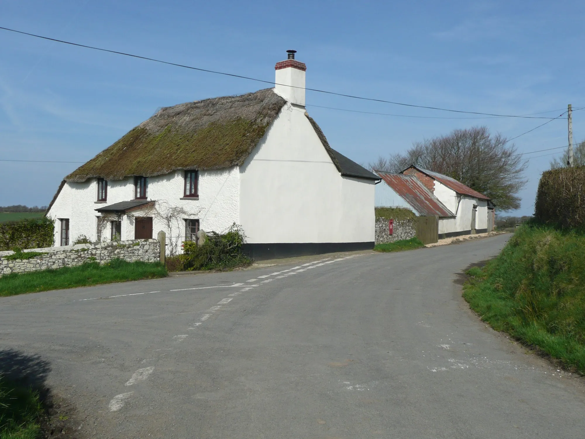 Photo showing: Cottage on the bend, Hollacombe